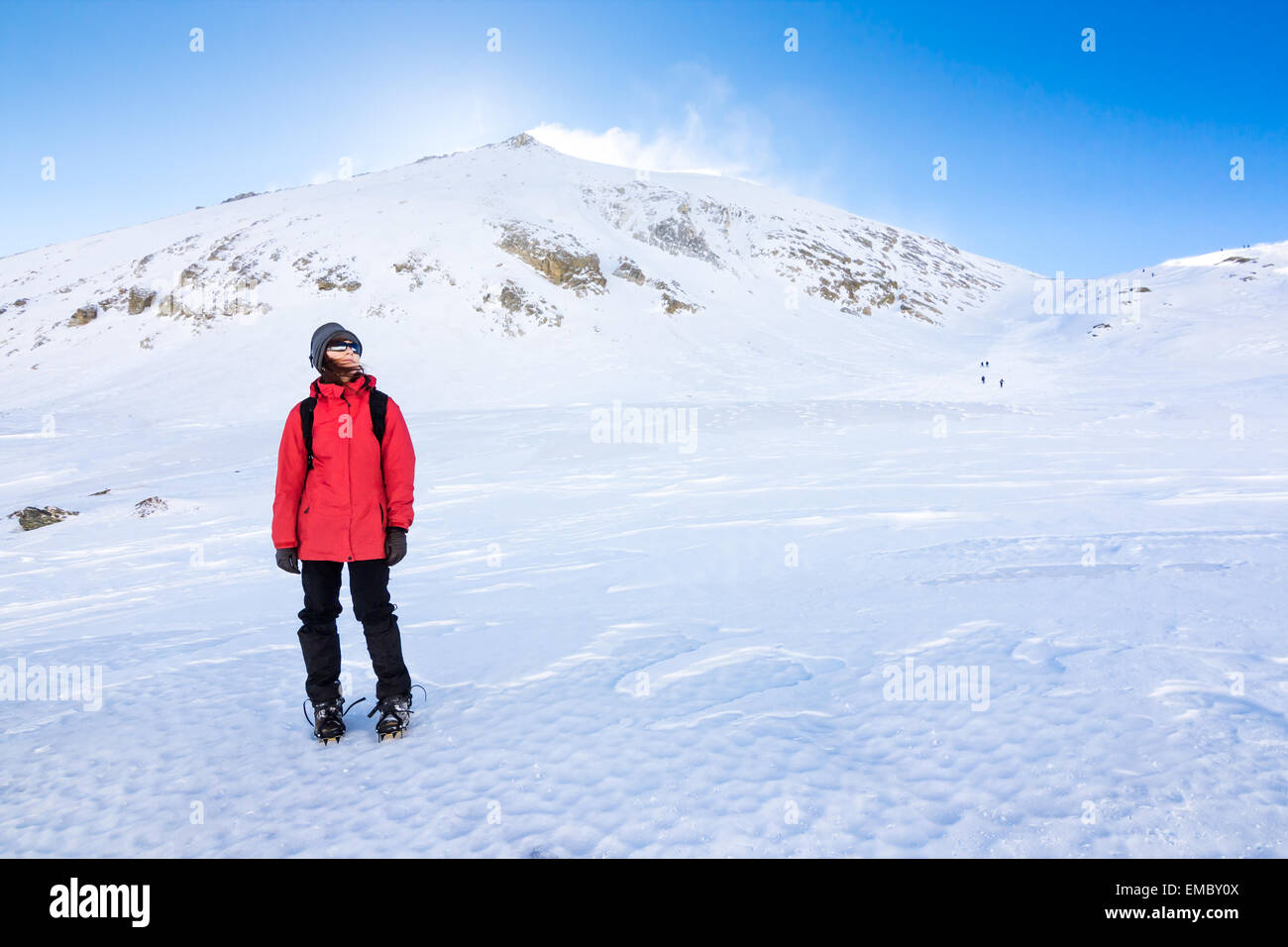 Bergsteiger-Mädchen in einer verschneiten Landschaft. Stockfoto