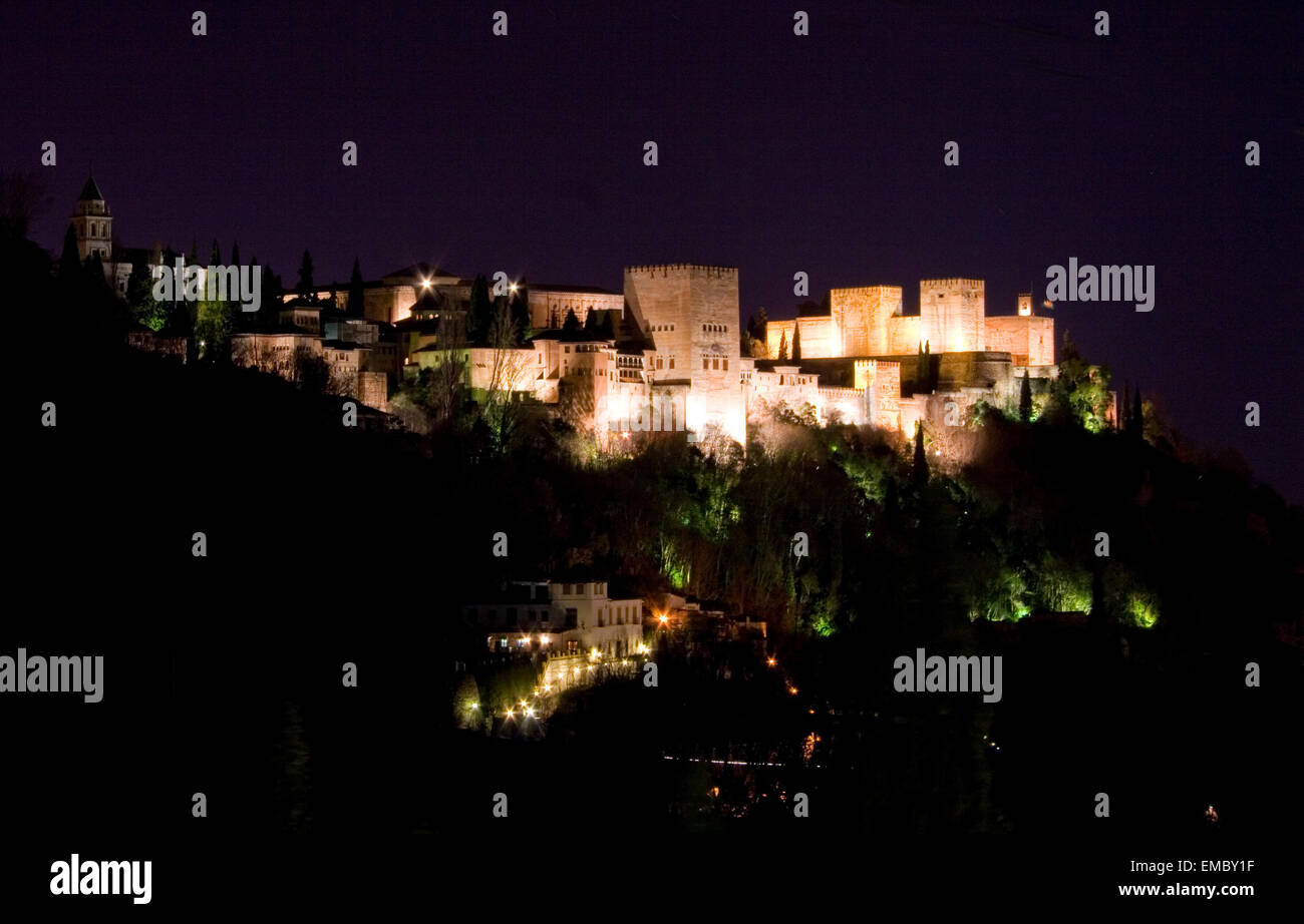 Nacht-Blick auf die Alhambra aus dem gegenüberliegenden Hügel Albaizin, Granada, Spanien Stockfoto