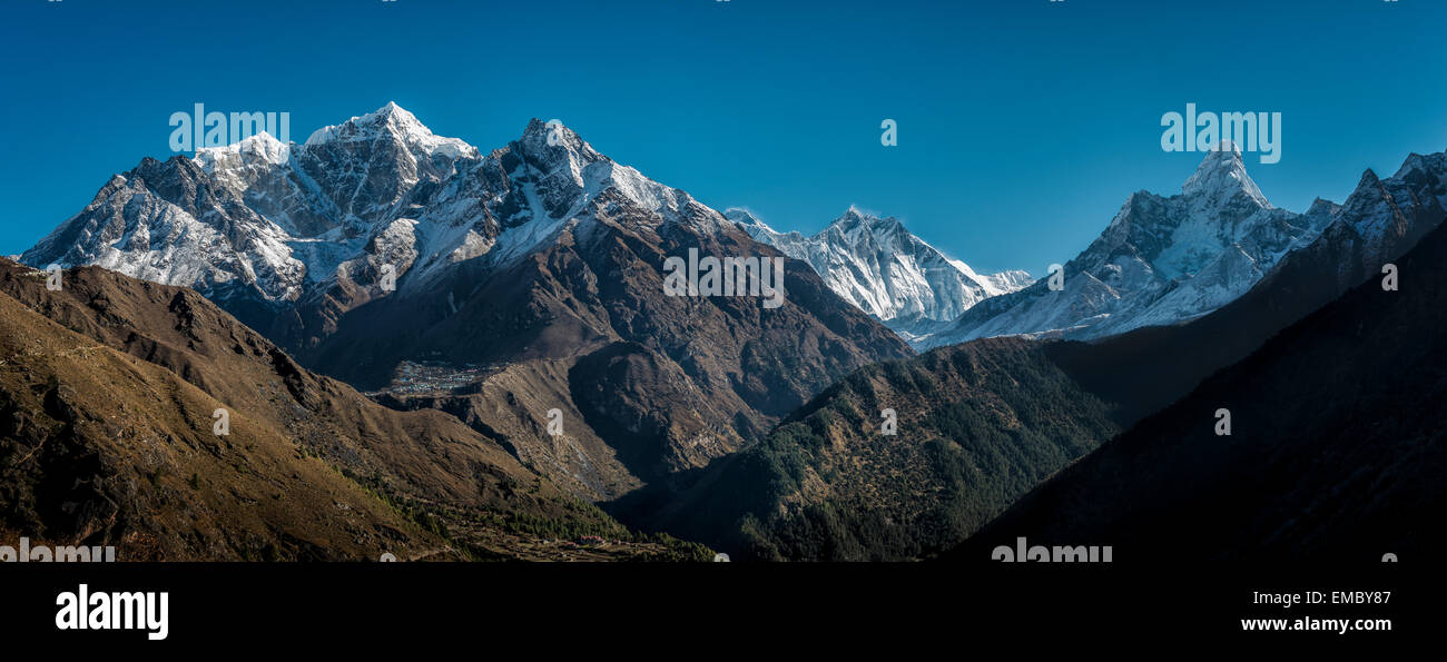 Khumbu, Nepal-Everest-Region, Namche Bazar, Blick in Richtung Khumjung, Everest, Lhotse und Ama Dablam Stockfoto