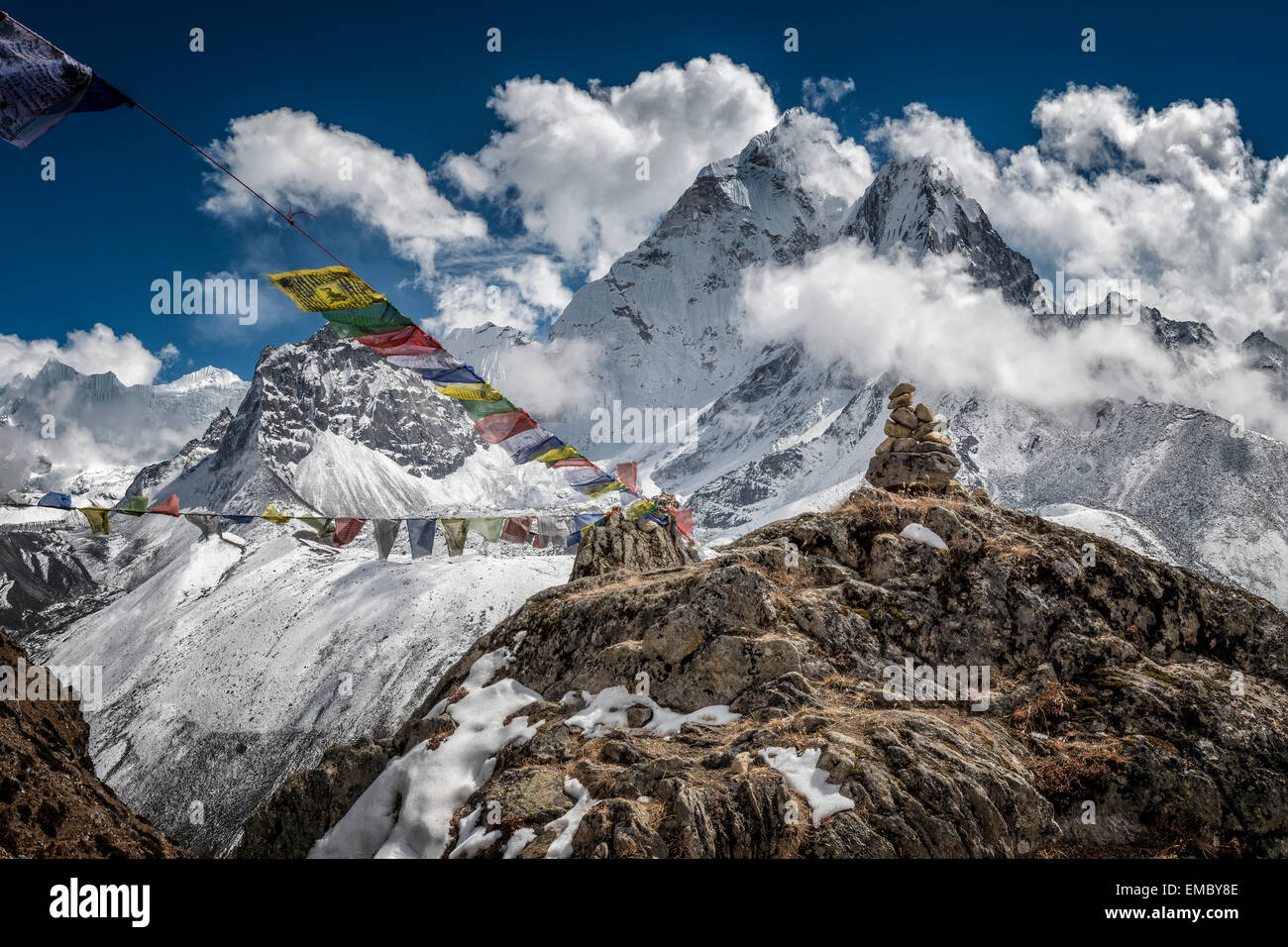 Nepal, Khumbu, Everest-Region, Ama Dablam und Gebet Flaggen Stockfoto