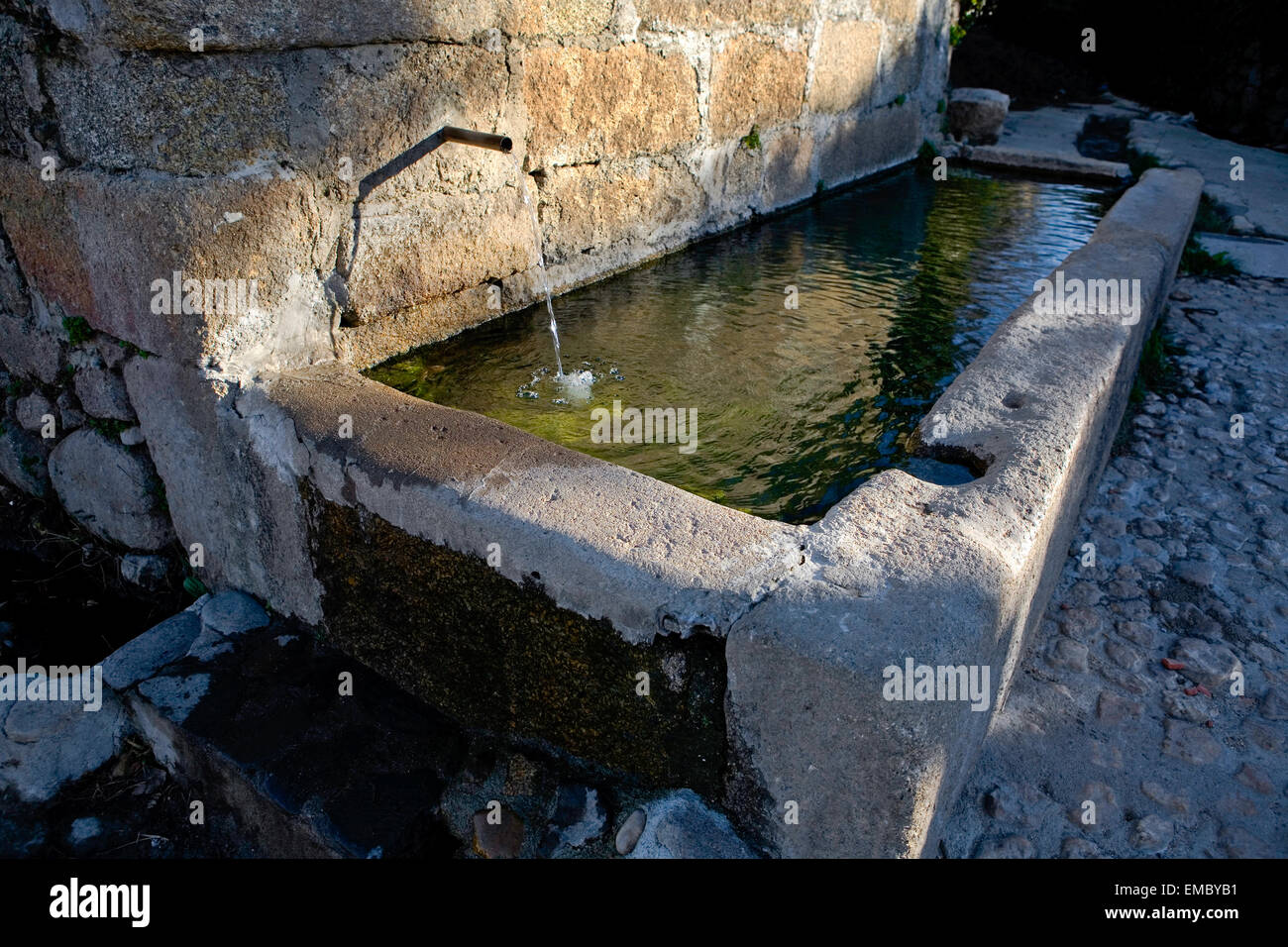 Granit Quellwasser neben dem Wandern weg von Santa Clara ...