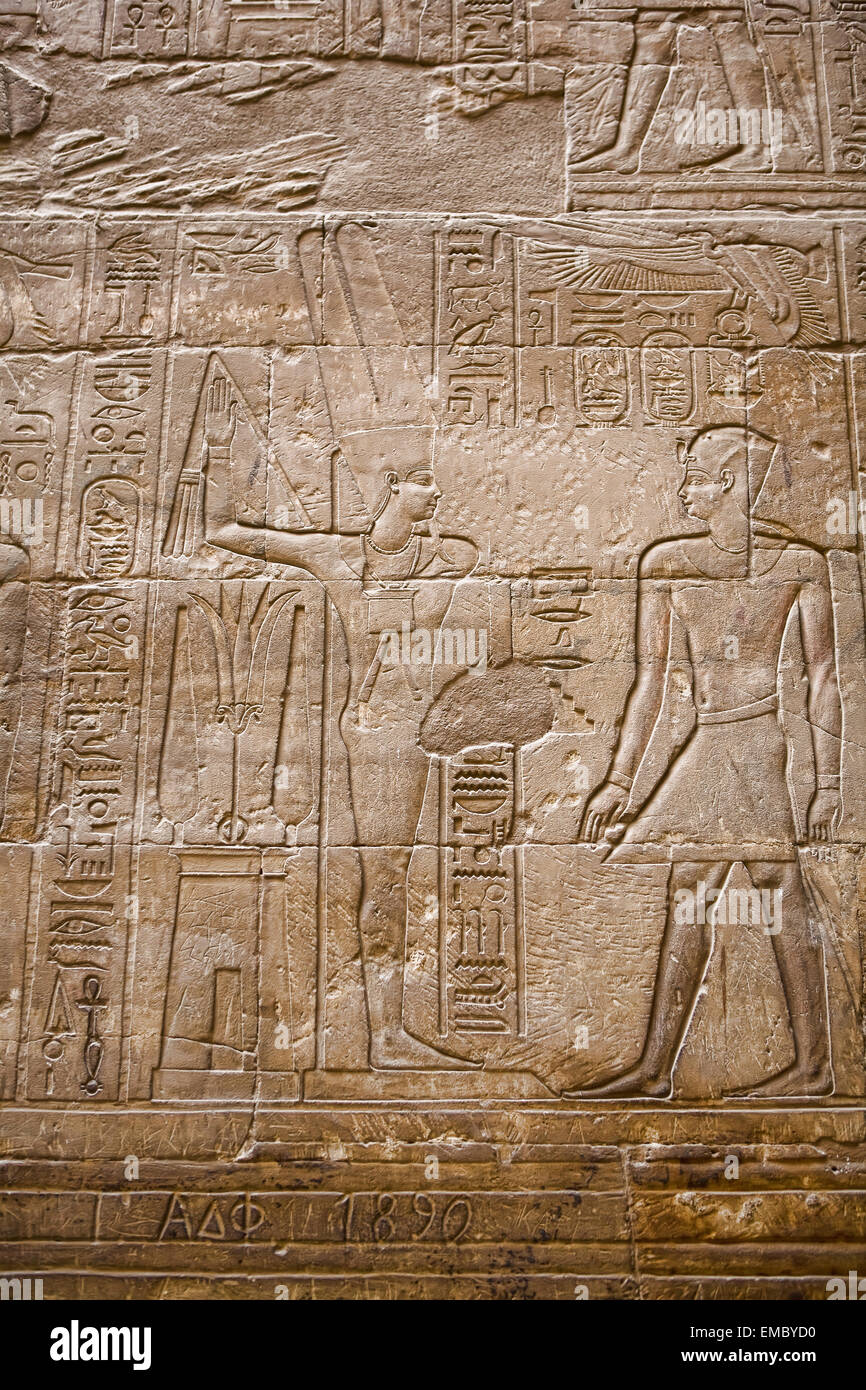Basrelief von Alexander dem großen, gekleidet wie ein Pharao, und in diesen Szenen erhält er zwei Kronen von Ober- und Unterägypten Stockfoto