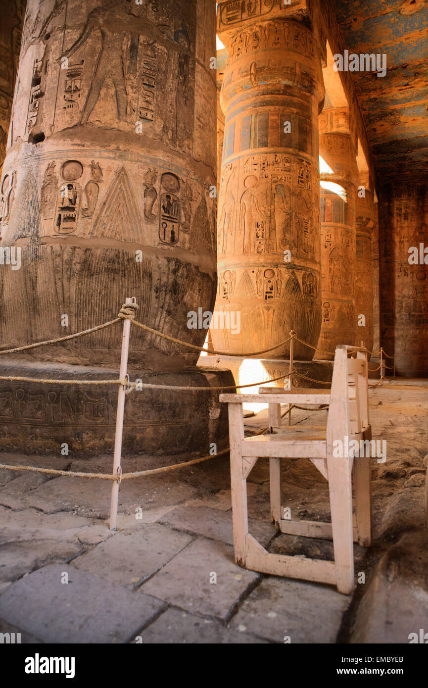 Polychrome Spalte mit Bass-Reliefs am Tempel von Medinet Habu, Ramses III gewidmet. West Bank, Luxor, Ägypten Stockfoto