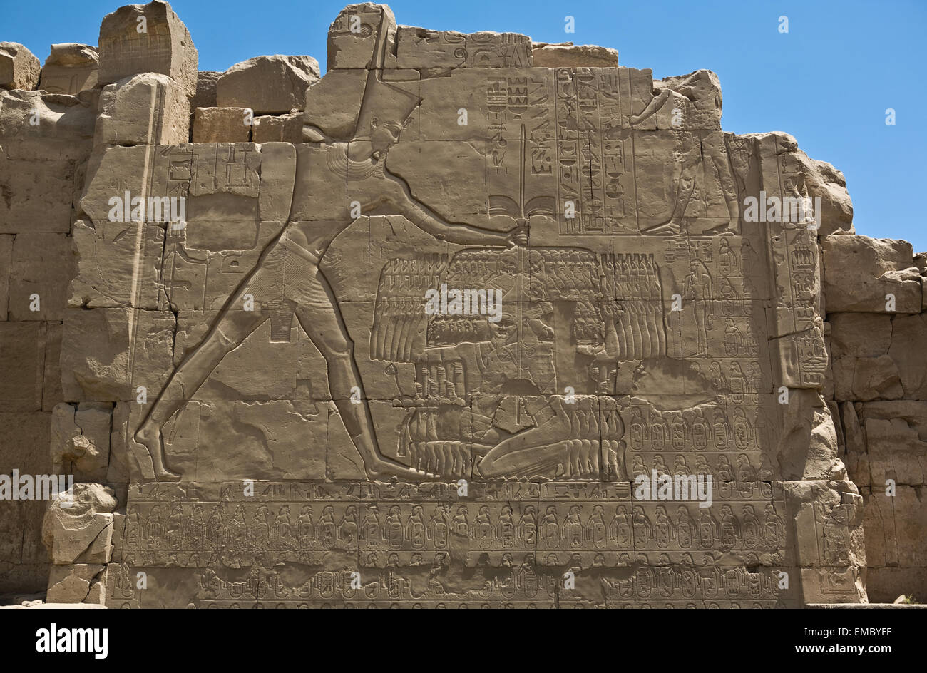 Pharao (Tutmosis III wahrscheinlich) seine Feinde töten. Das Schnitzwerk an einem der Masten der Karnak-Tempel in Luxor, Ägypten. Stockfoto