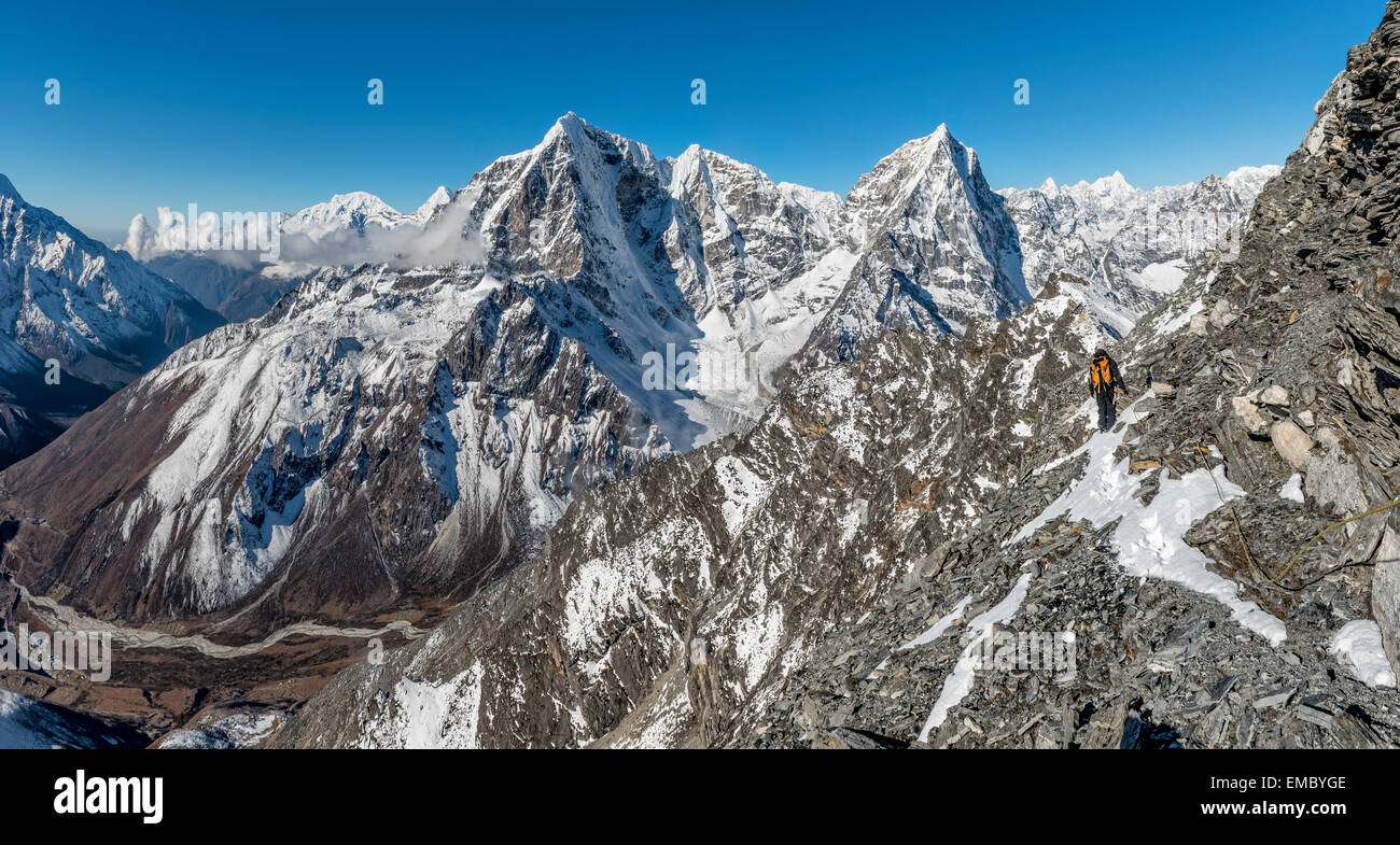 Khumbu, Nepal-Everest-Region, Bergsteiger auf Pokalde Gipfel Stockfoto