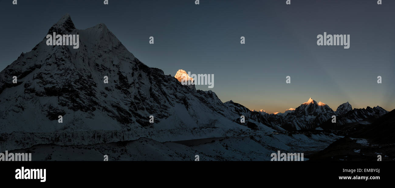 Nepal, Khumbu, Everest-Region, Amphu Gyabjen mit Ama Dablam und Taboche bei Sonnenaufgang Stockfoto
