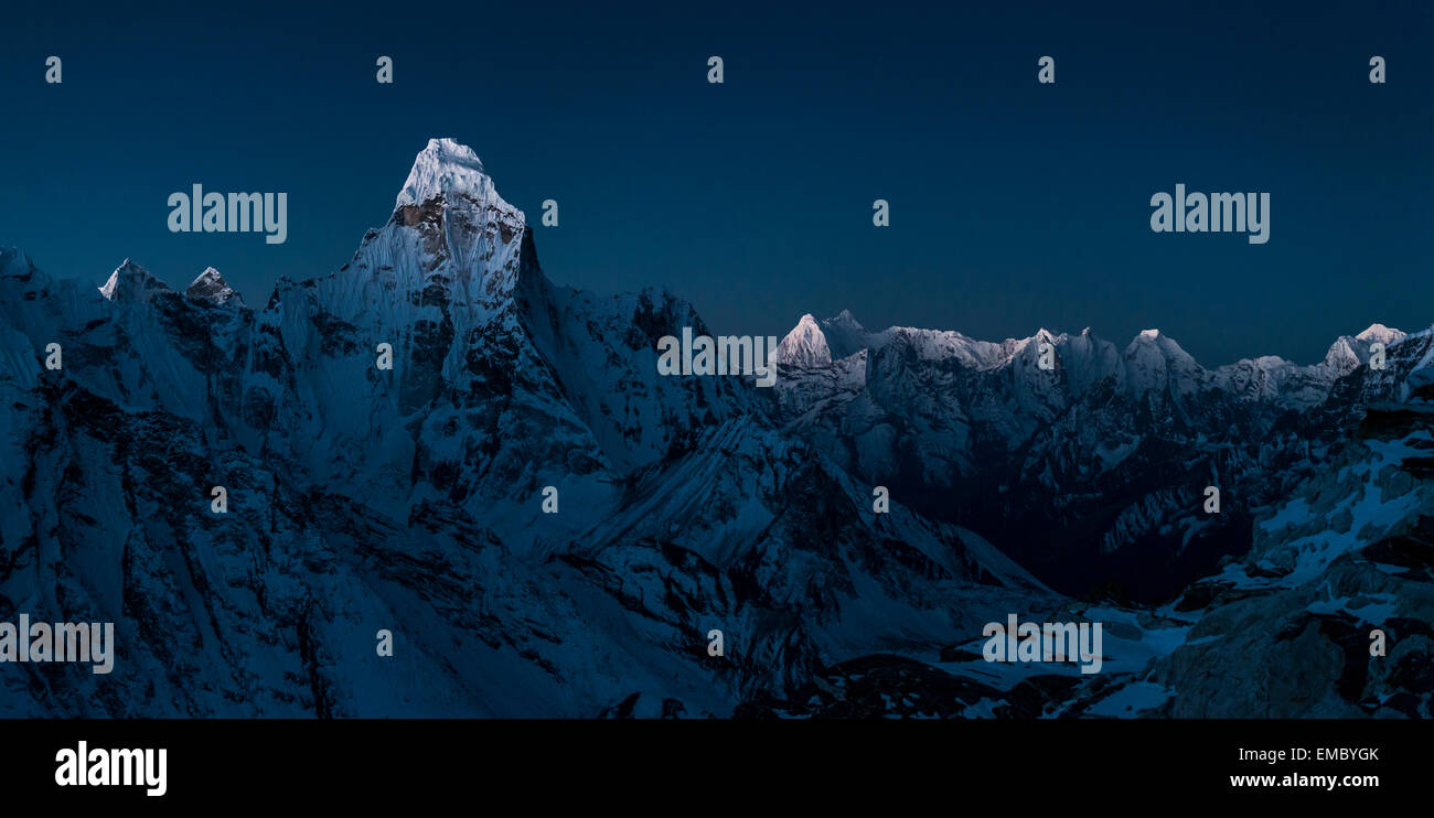 Nepal, Khumbu, Everest-Region, Sonnenaufgang auf Ama Dablam vom Island peak Stockfoto