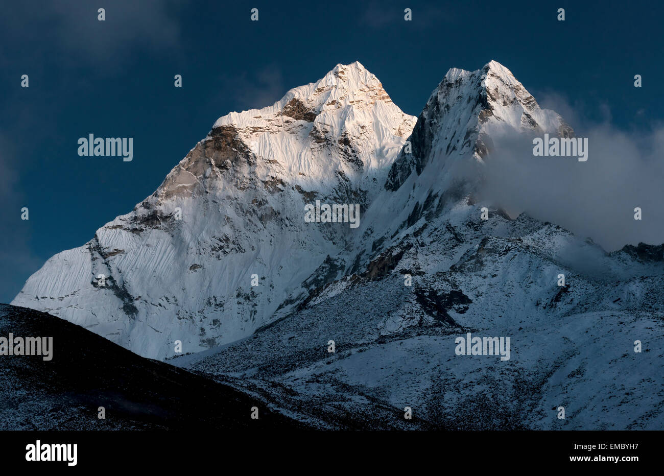 Khumbu, Nepal-Everest-Region, Ama Dablam im Mondschein Stockfoto