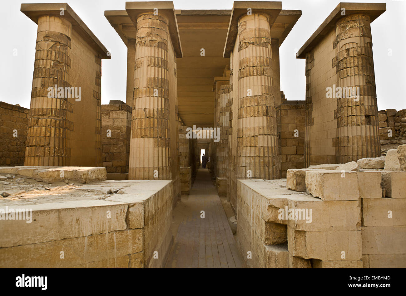 Überdachte Säulengang mit Steinsäulen geschnitzt, um gebündelte Pflanzenstämme zu imitieren. Die ältesten bekannten Steinsäulen der Welt, Saqqara, Ägypten Stockfoto