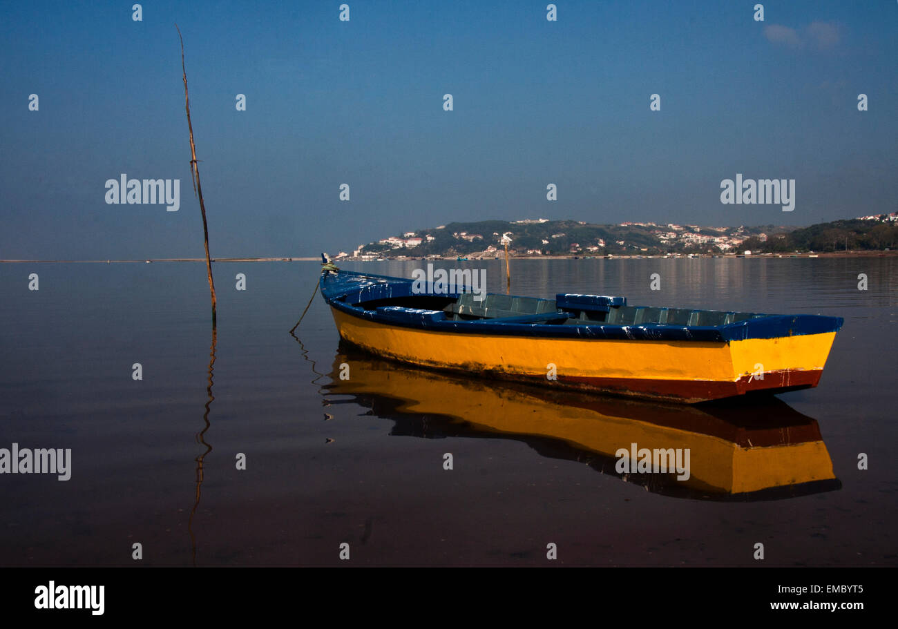 Gelb aus Holz Angelboot/Fischerboot angedockt in der Bucht von Obidos, Portugal Stockfoto