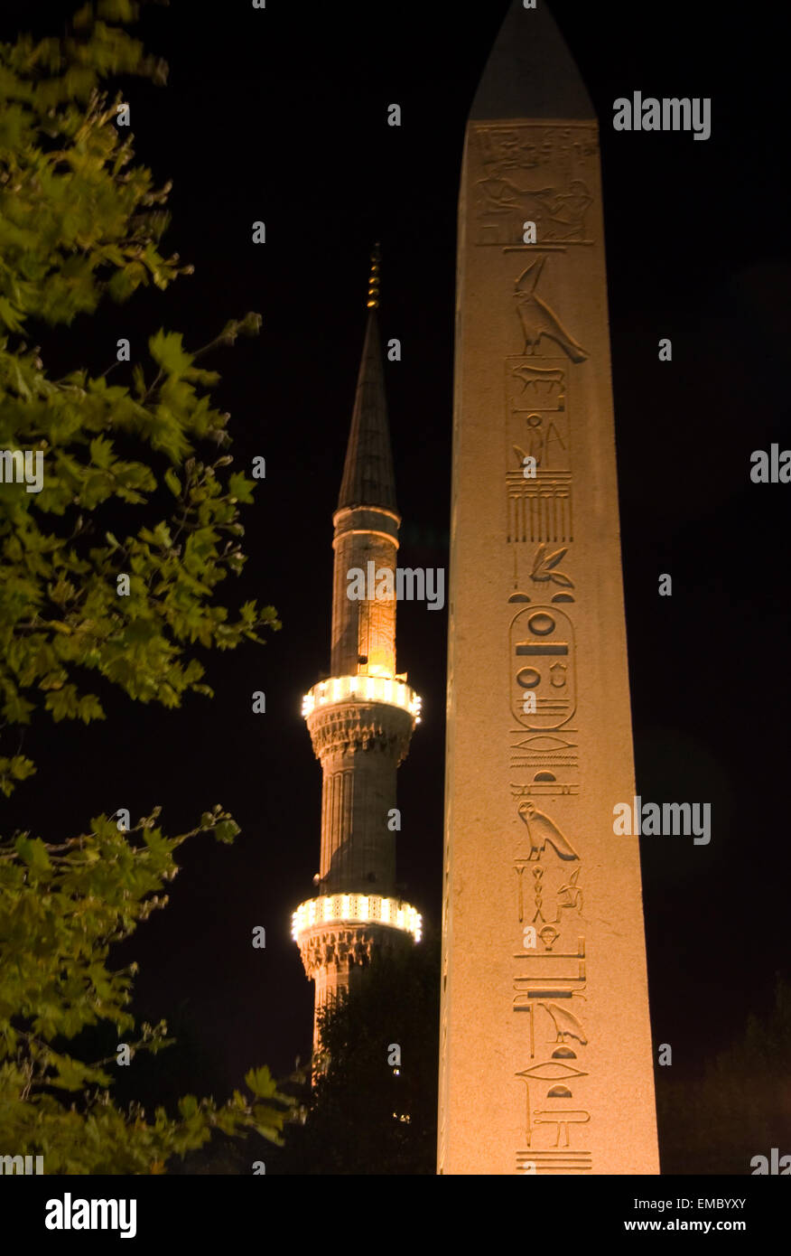 Obelisk und die blaue Moschee Minarett im Hintergrund in der Nacht, Istanbul Stockfoto