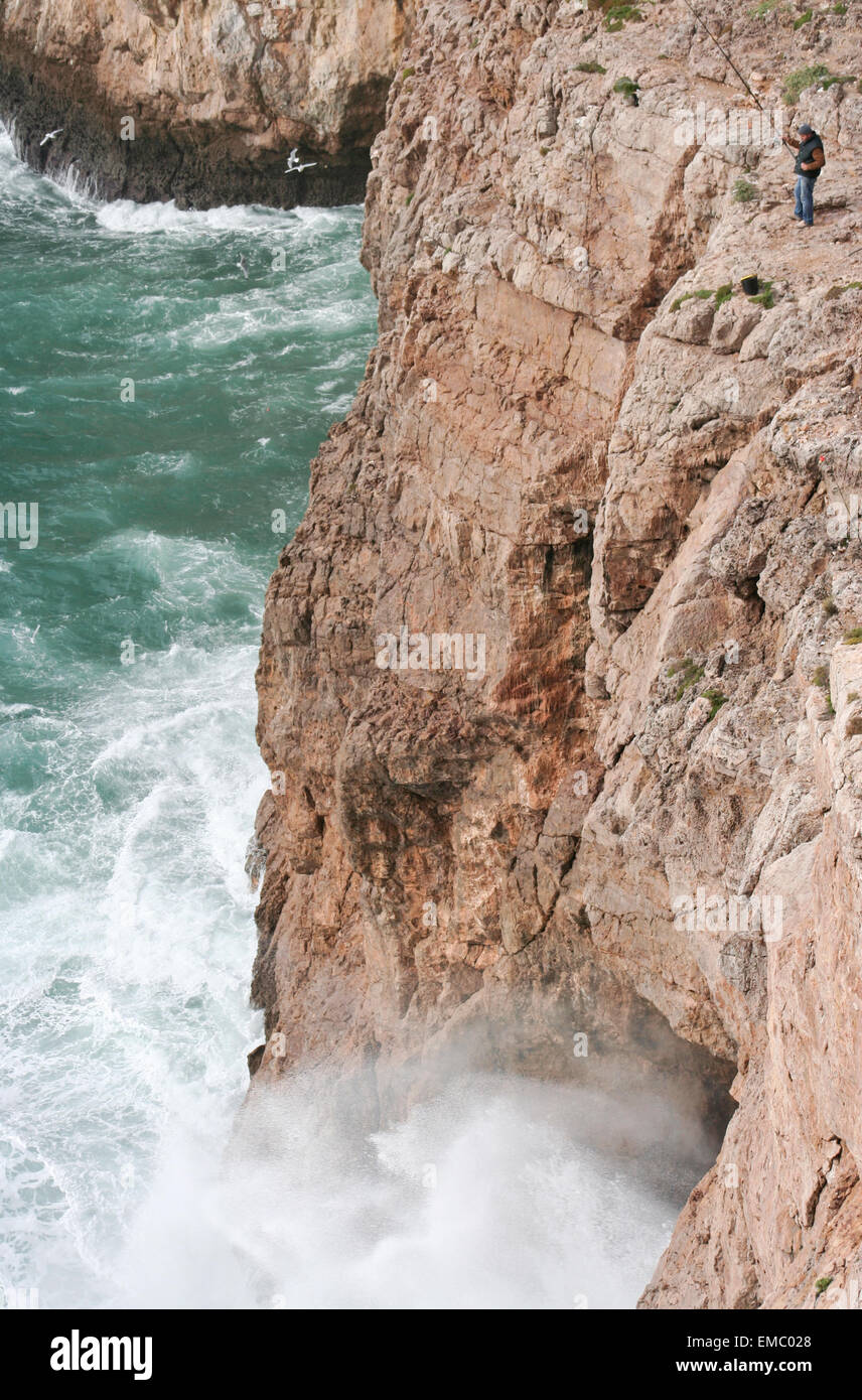 Starke dramatische Seelandschaft mit Fischer in Cape St. Vicent Klippen, Portugal Stockfoto