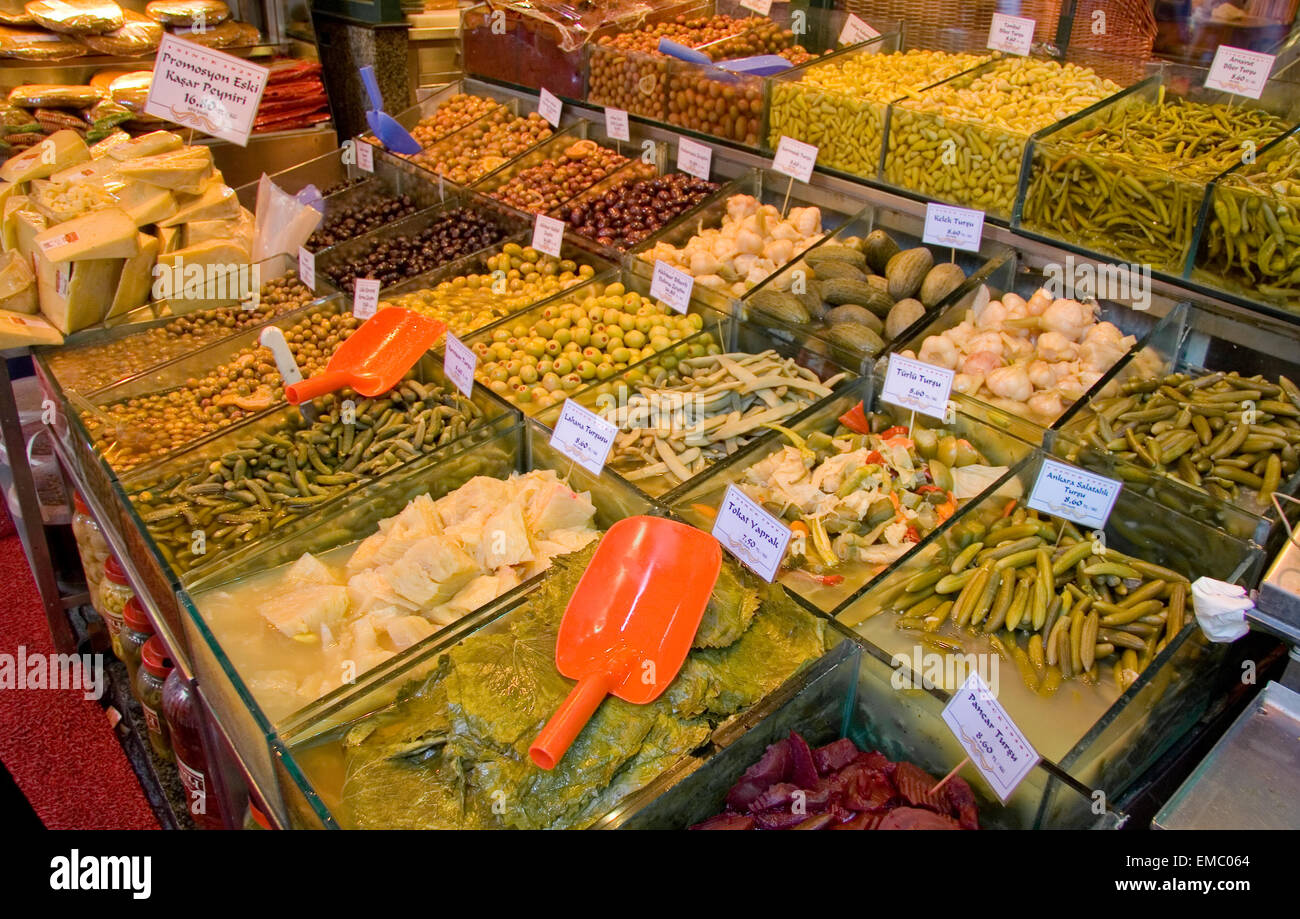 Eingelegtes Gemüse am Markt der große Basar in Istanbul, Türkei Stockfoto