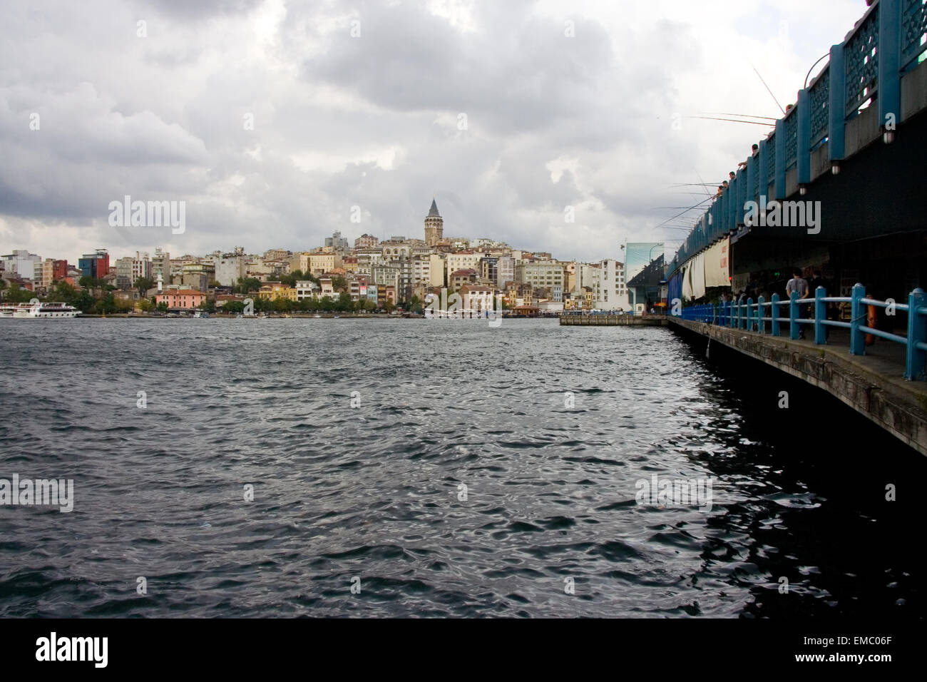 Die Galata-Brücke, Galata Koprusu mit Fischern. Gefangenen Fische sind zu Restaurants in die unteren Teile der Brücke verkauft. Stockfoto