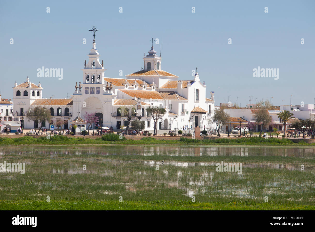 El Rocio-Dorf. Ein Blick von der gegenüberliegenden Seite des Sees Stockfoto