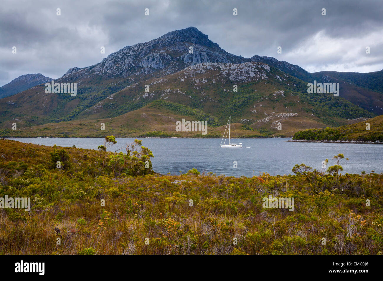 Yacht in der Nähe von Bathurst Harbour - Southwest-Nationalpark - Tasmanien - Australien Stockfoto