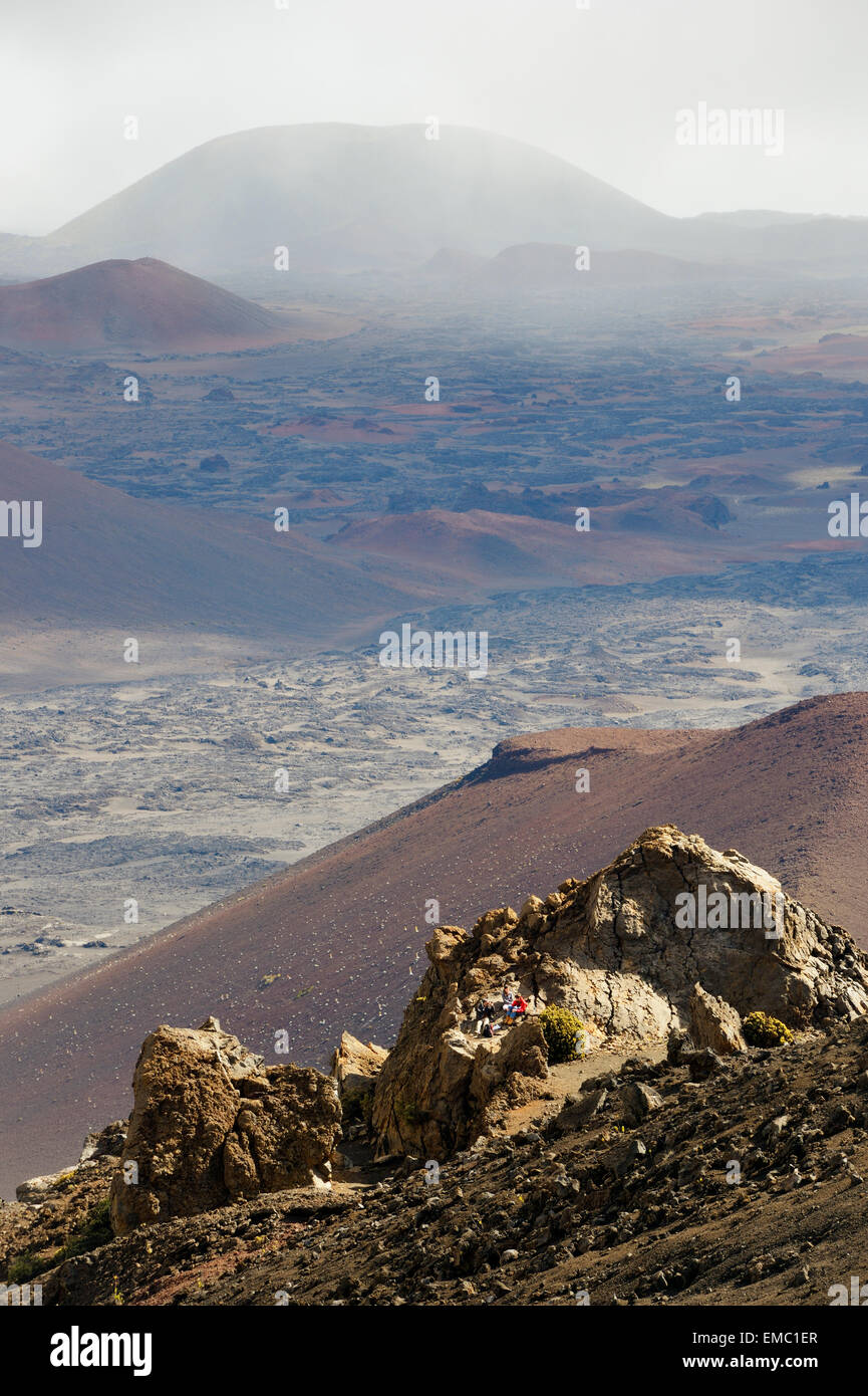 USA, Hawaii, Maui, Haleakala, Wanderer in Vulkanlandschaft mit Schlackenkegel Stockfoto