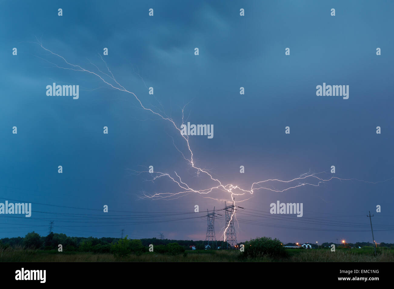 Blitzeinschläge in Elektrizität Mast Stockfoto