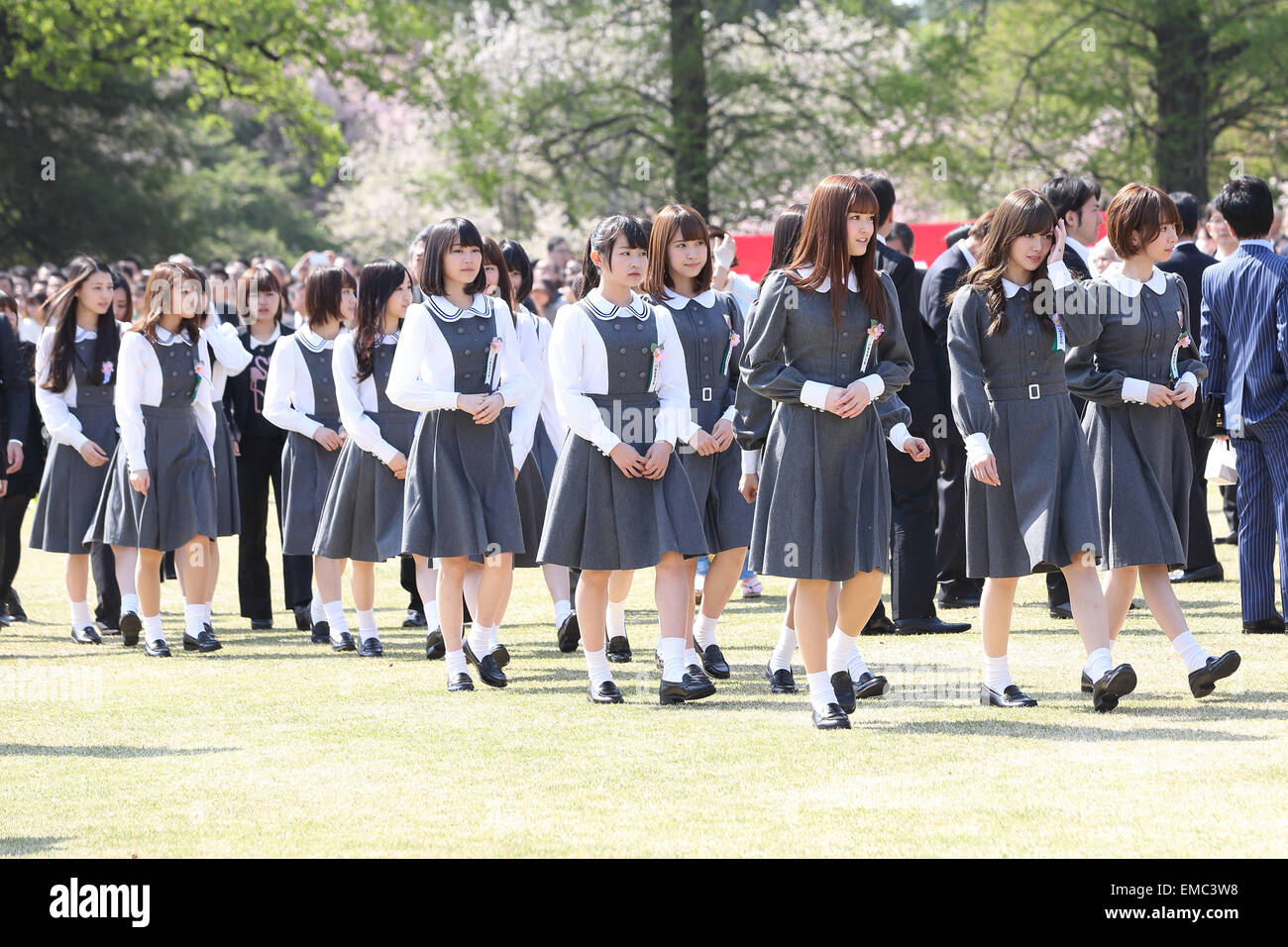 Nogizaka 46 an einem Fototermin während die Kirschblüten Party veranstaltet vom japanischen Premierminister Shinzo Abe in Shinjuku Gyoen Park, Tokio, Japan am 18. April 2015 anzeigen. © Motoo Naka/AFLO/Alamy Live-Nachrichten Stockfoto