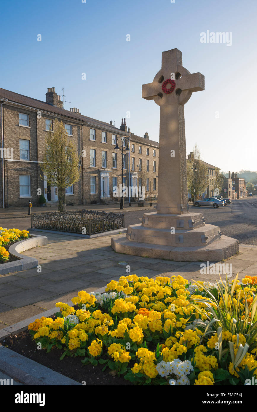 Bury St Edmunds Suffolk, Blick auf das Kriegsdenkmal und die georgianische Architektur auf Angel Hill in Bury St. Edmunds, Suffolk, England, Großbritannien Stockfoto