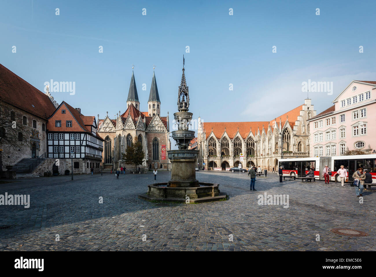 Deutschland, Braunschweig, Blick zum Altmarkt mit St. Marien Kirche St. Martini, Brunnen und Rathaus Stockfoto