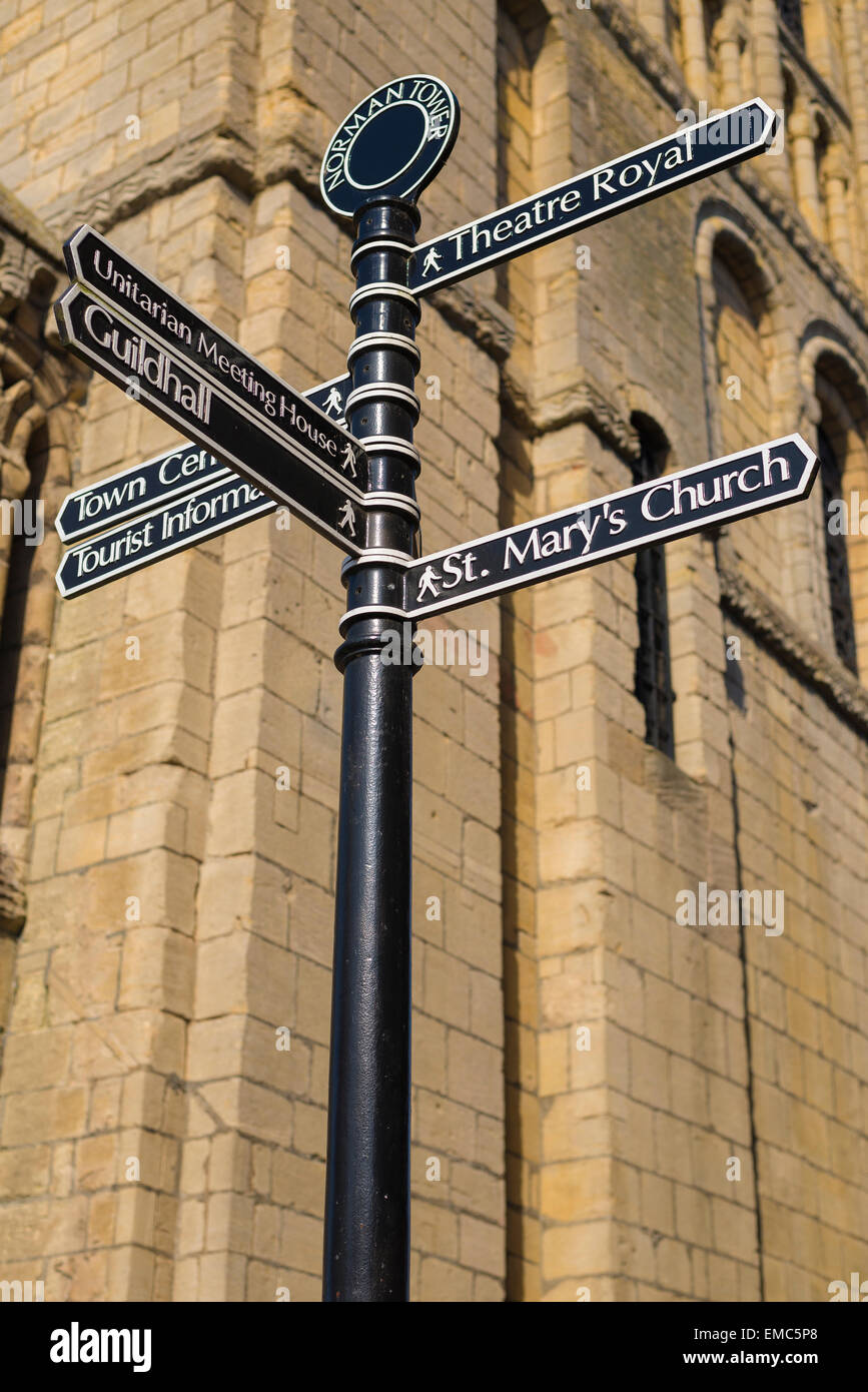 Attraktionen von Bury St Edmunds, Blick auf einen Hinweisschild, der Besucher zu den Attraktionen von Bury St Edmunds in Suffolk, Großbritannien, führt. Stockfoto