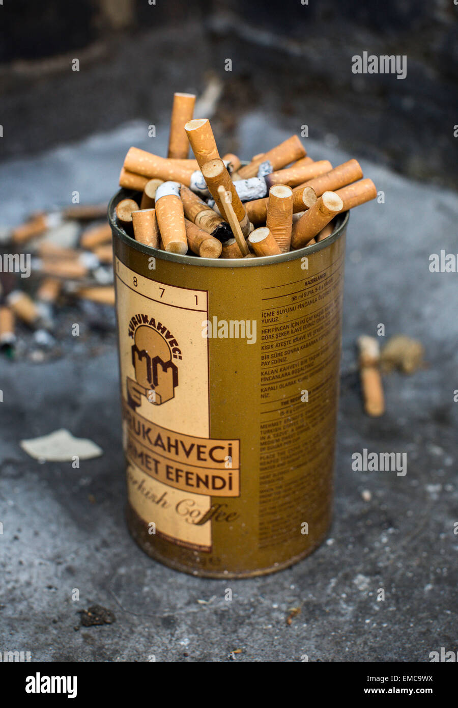 Ein alten türkischen Kaffee Behälter vollgestopft mit gebrauchten Zigarettenstummel. Stockfoto