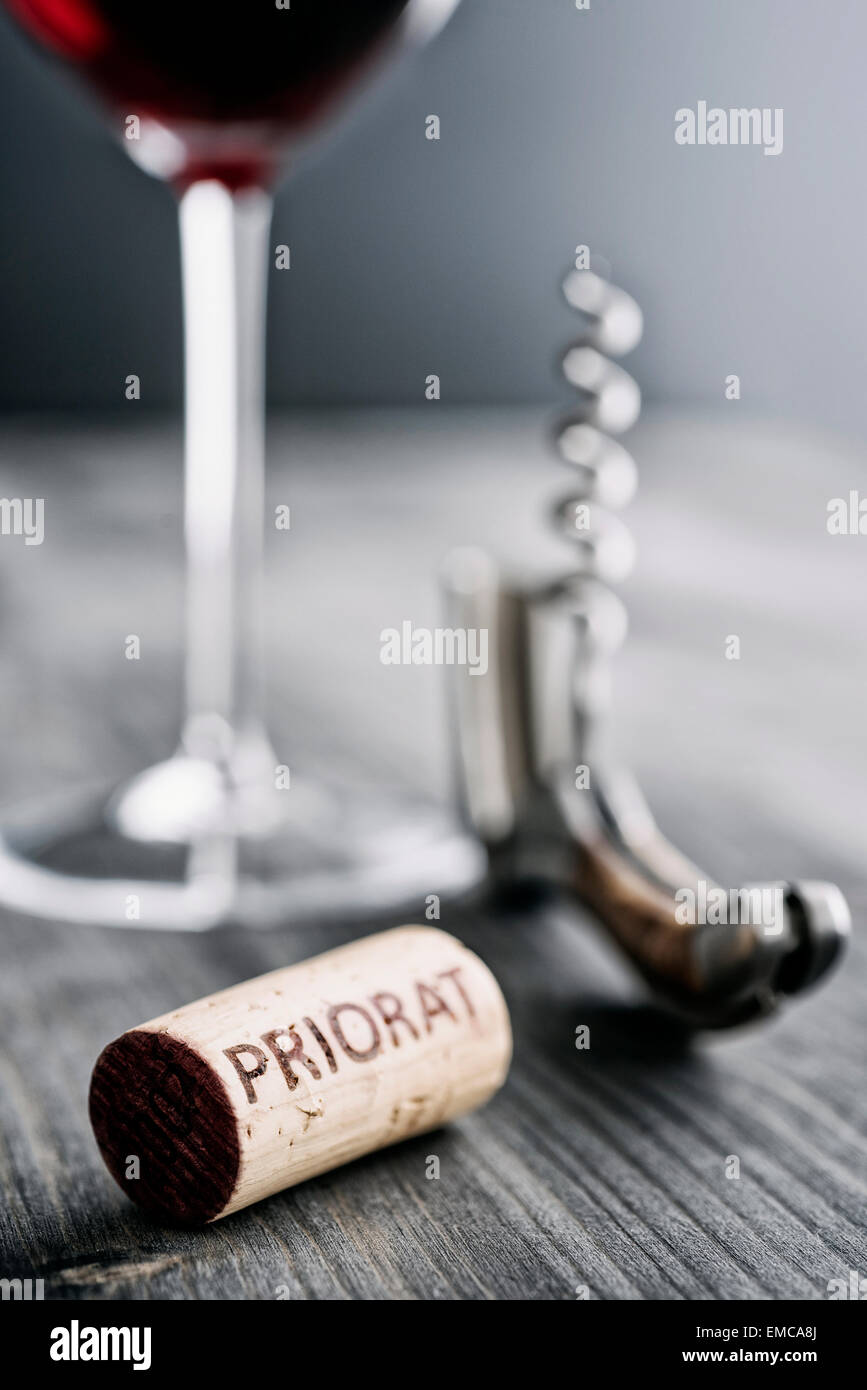 Glas Rotwein, Korkenzieher und Weinkorken mit dem Wort "Priorat" Stockfoto