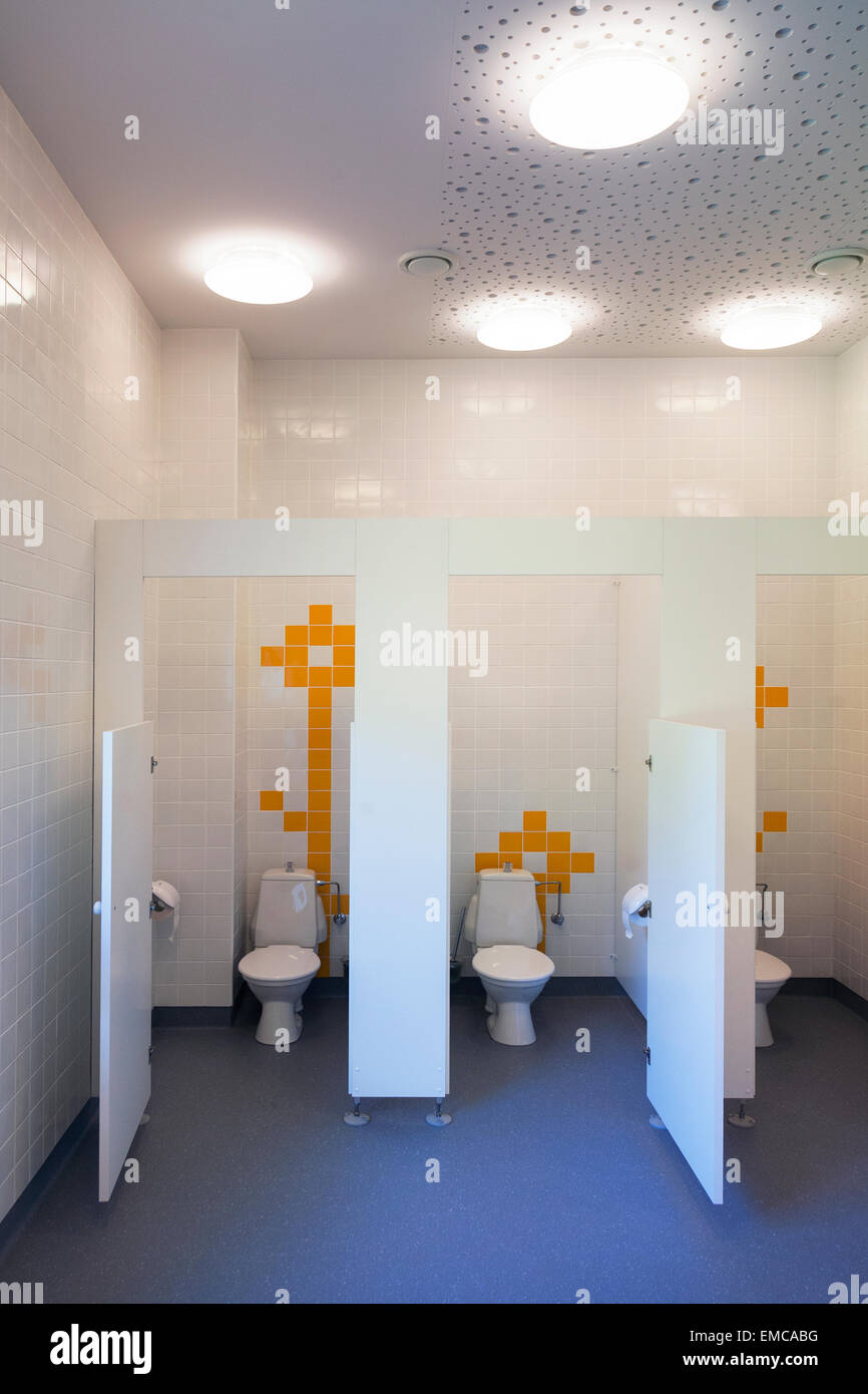 Estland, Toiletten in einem neu erbauten kindergarten Stockfotografie -  Alamy
