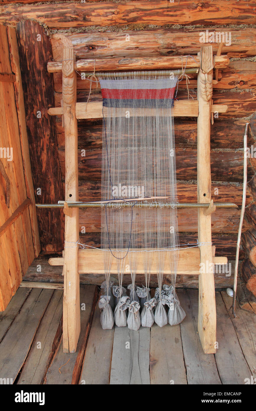 Alte mittelalterliche Weaver Webstuhl. Eine Replik von einem primitiven mittelalterlichen Webstuhl in Slawutowo Dorf. Pommern, Polen. Stockfoto