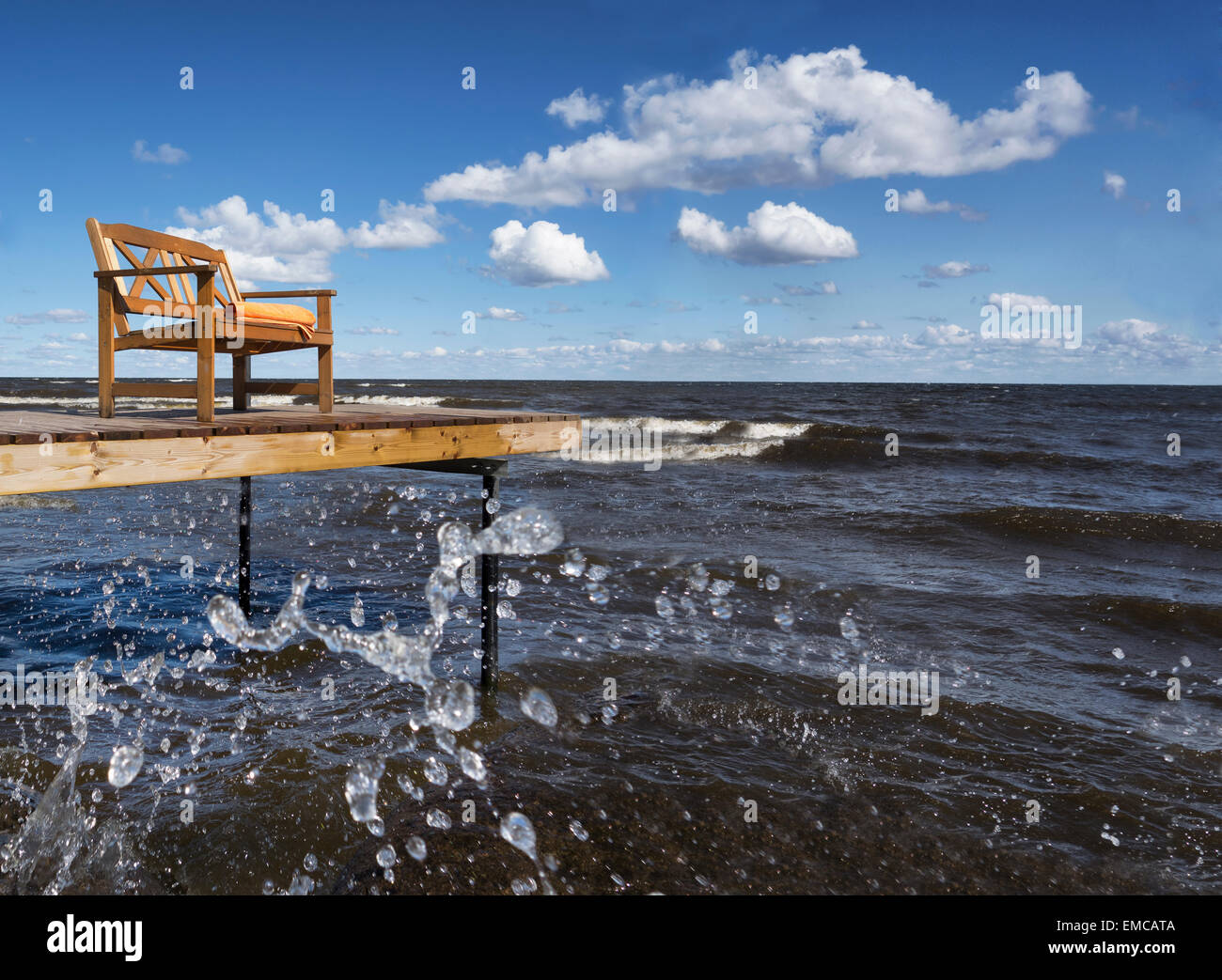 Estland, Tartu, Peipussee, Holzbank, stehend auf einem pier Stockfoto