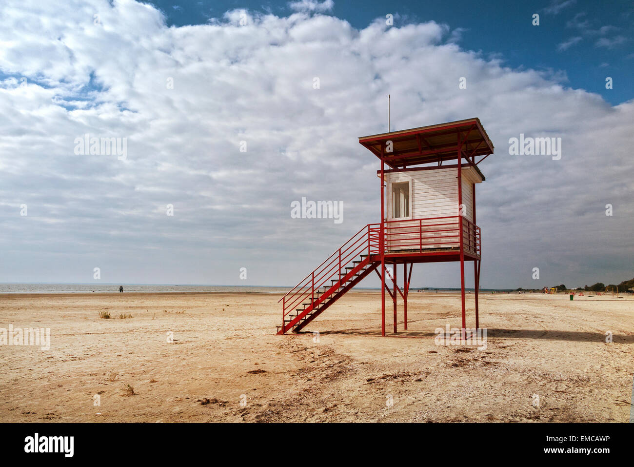 Estland, Rettungsschwimmer-Hütte am Strand von Paernu Stockfoto