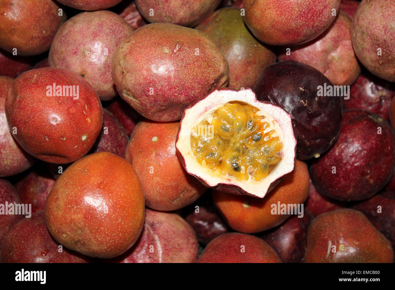 Passionsfrucht/Maracuja für Verkauf In ein Thai Markt Passiflora edulis Stockfoto