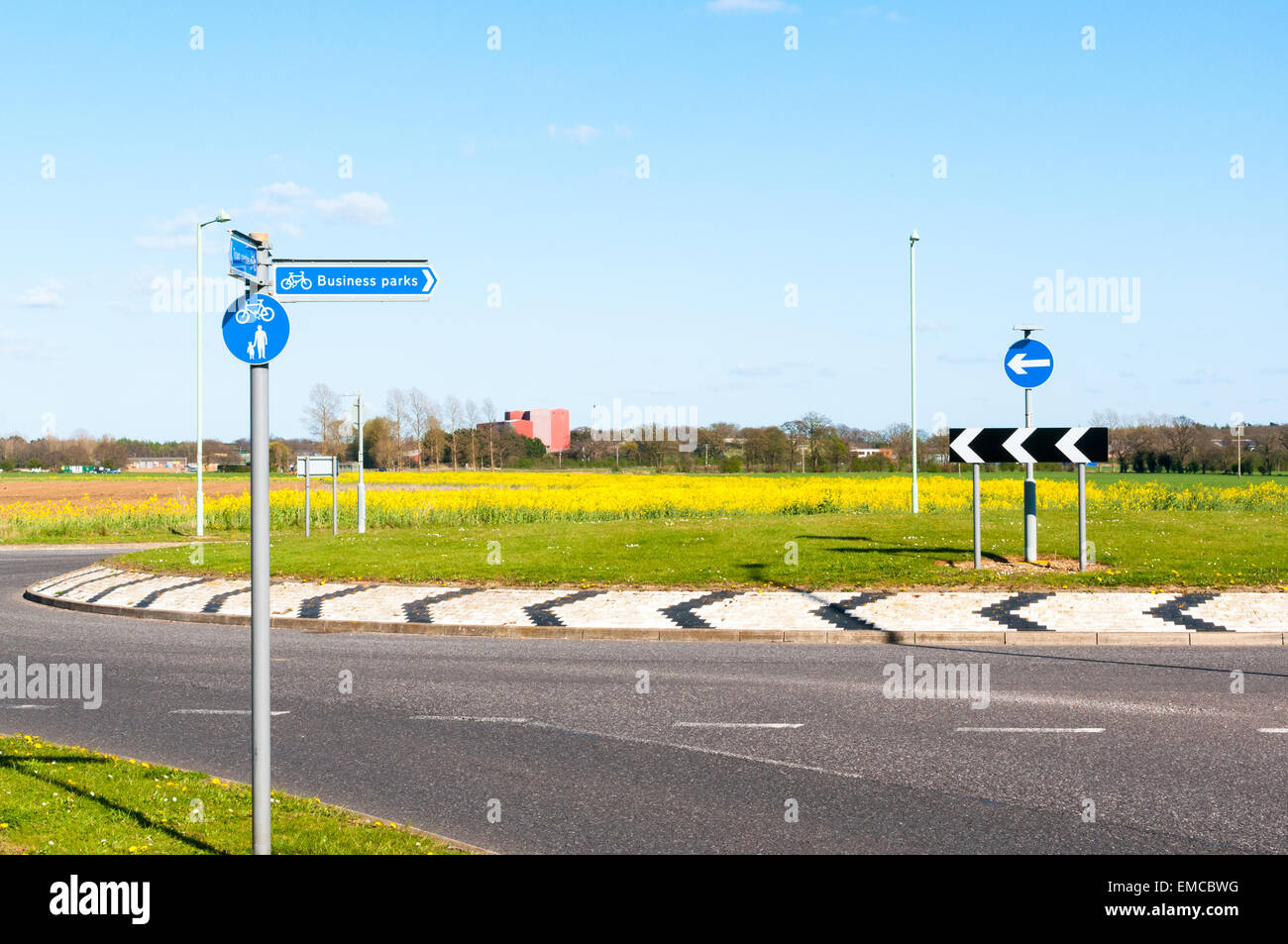 Moderne Straße und Kreisverkehr und Richtung Gewerbeparks im ländlichen England Stockfoto