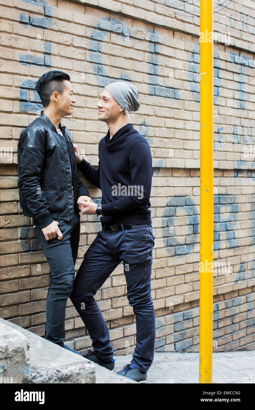 China, Hong Kong, schwules Paar auf Hauswand Stockfoto