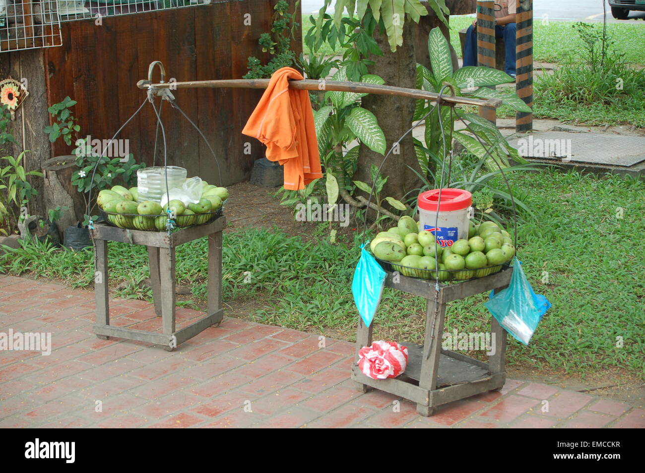 Eine Straße Verkäufer hat seine waren bereit zu verkaufen grünen Mangos im Rizal Park in Manila, die Philippinen vorbereitet. Stockfoto