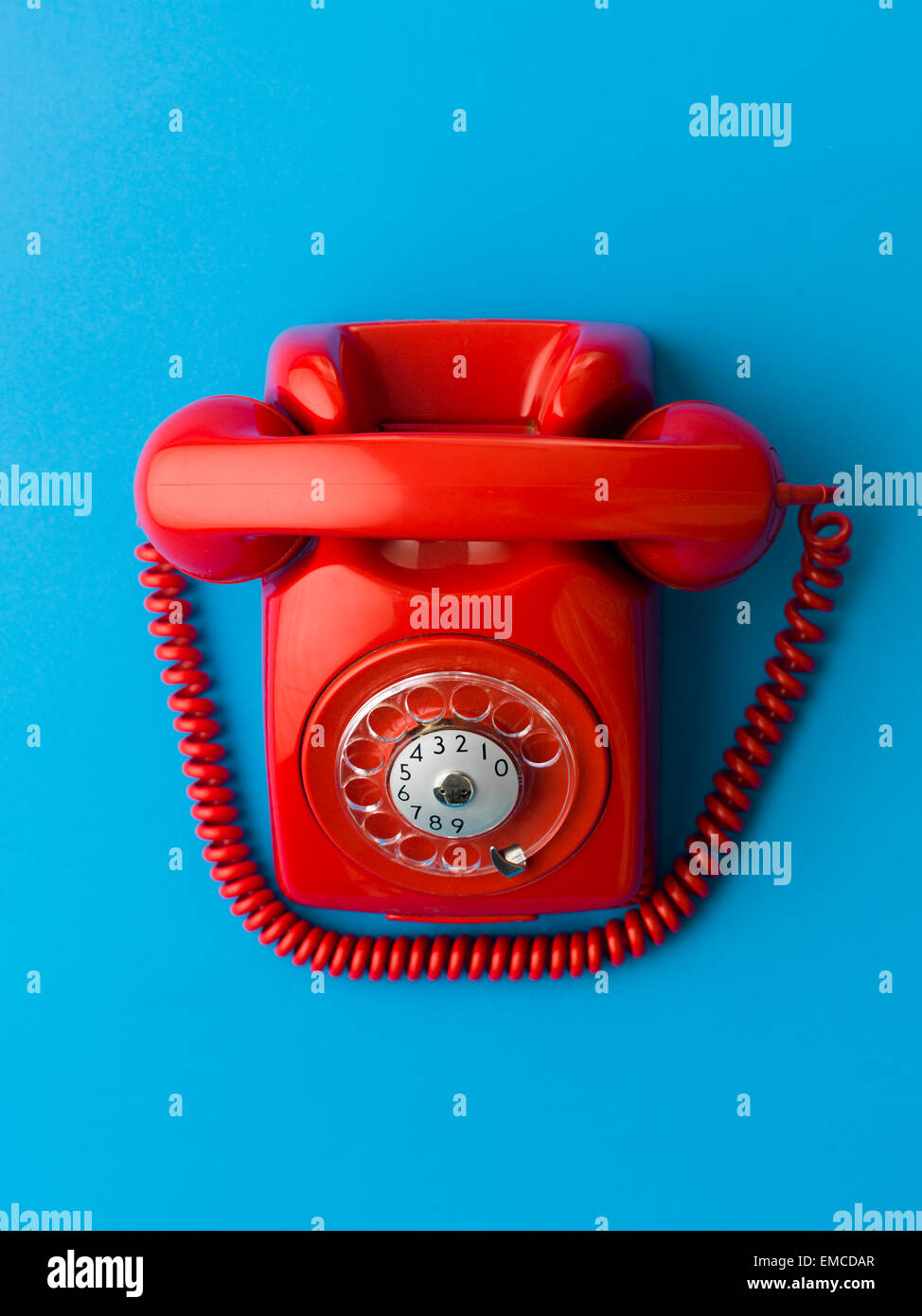 Draufsicht der rote Vintage Telefon auf blauem Hintergrund Stockfoto