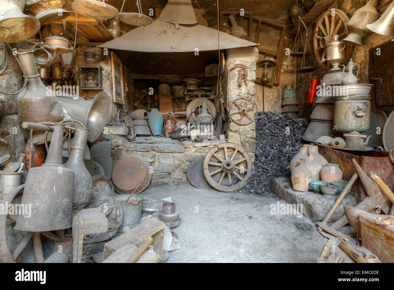 Antiquitätengeschäft in die Dorf-Hausrat Lahydsch Aserbaidschan Stockfoto
