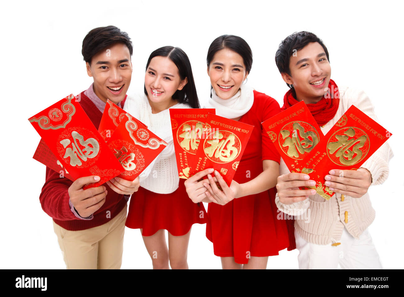 Die vier jungen Männer und Frauen sind mit einem roten Umschlag begeistert. Stockfoto