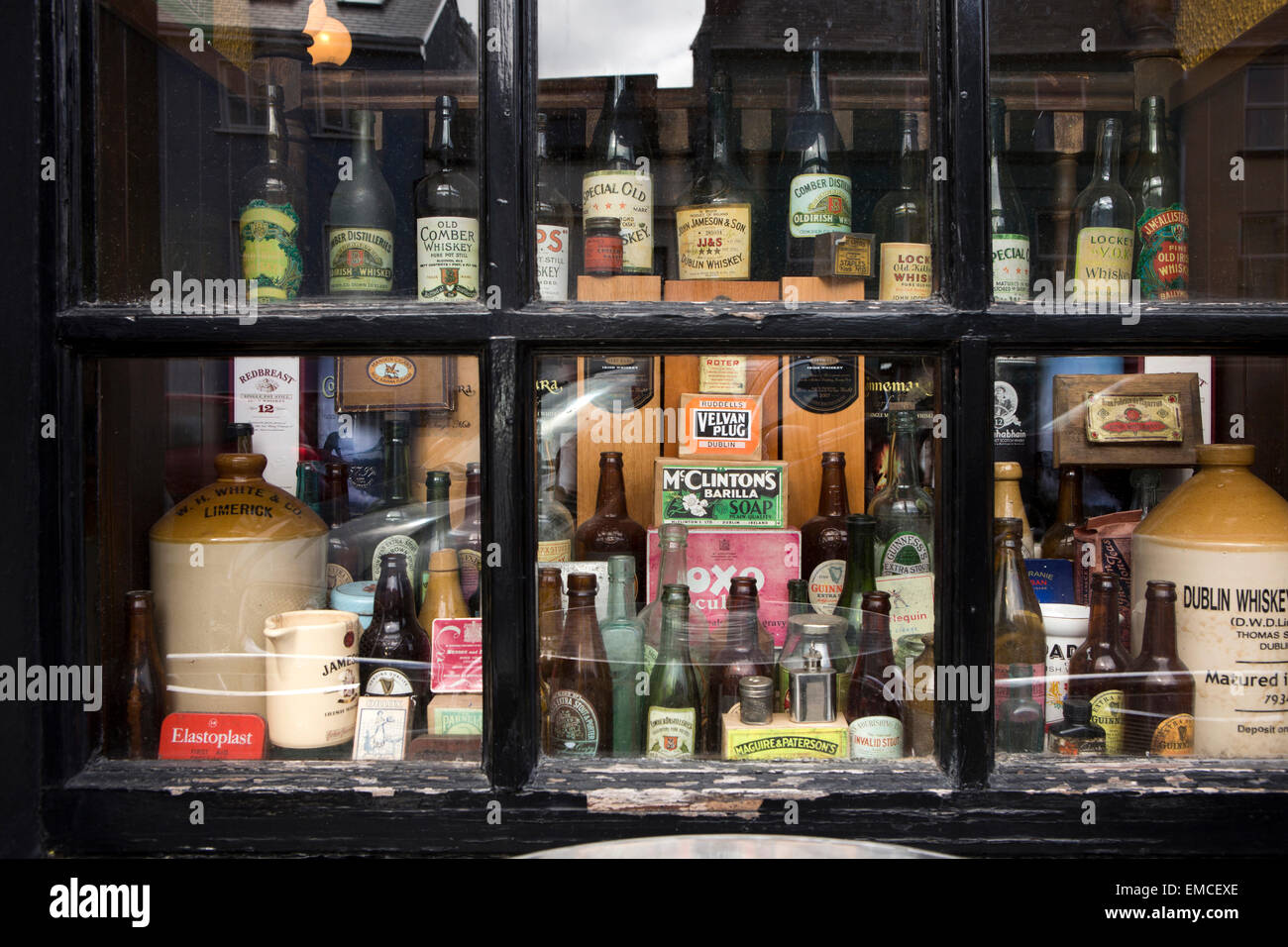 Irland, Co. Galway, Connemara, Clifden, Market Street, Lowry es Bar alte Flaschen Schaufenster Stockfoto