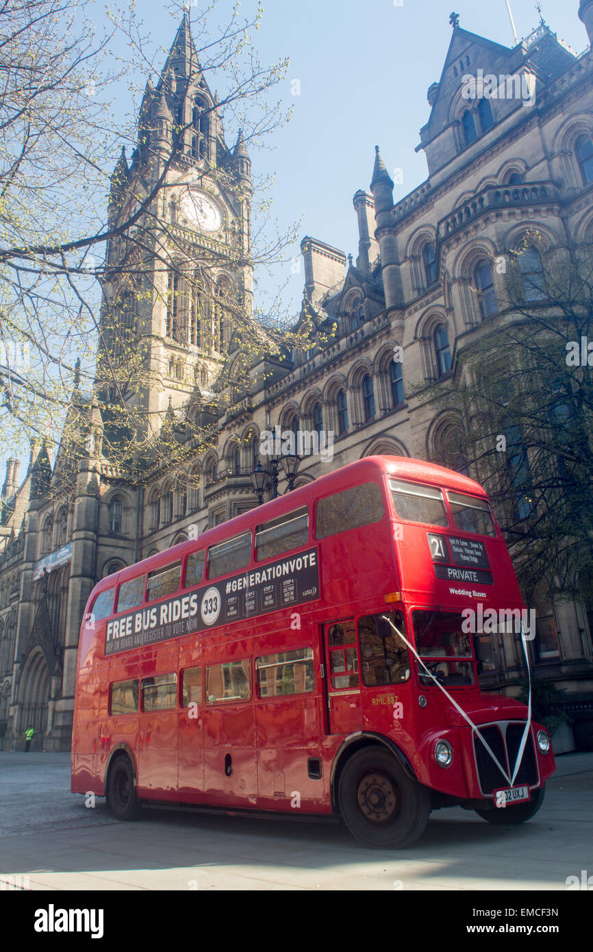 Oldtimer Doppeldeckerbus parkt vor Manchester Rathaus im Albert Square. Stockfoto