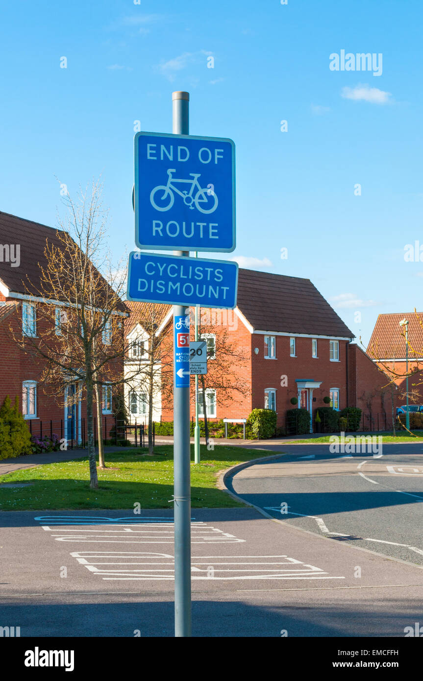 Britische Ende des Radweges Zeichen im modernen Wohnanlage Stockfoto