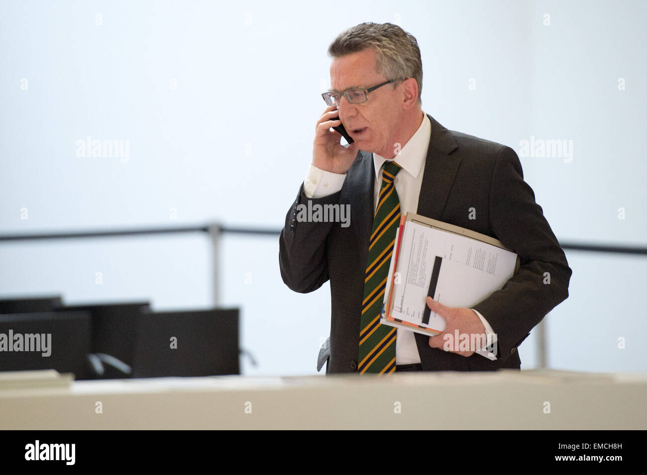 Bundesminister des Innern Thomas de Maizière (CDU) spricht am Telefon während einer Sitzung des CDU-Bundesvorstandes treffen. Foto: Maurizio Gambarini/dpa Stockfoto
