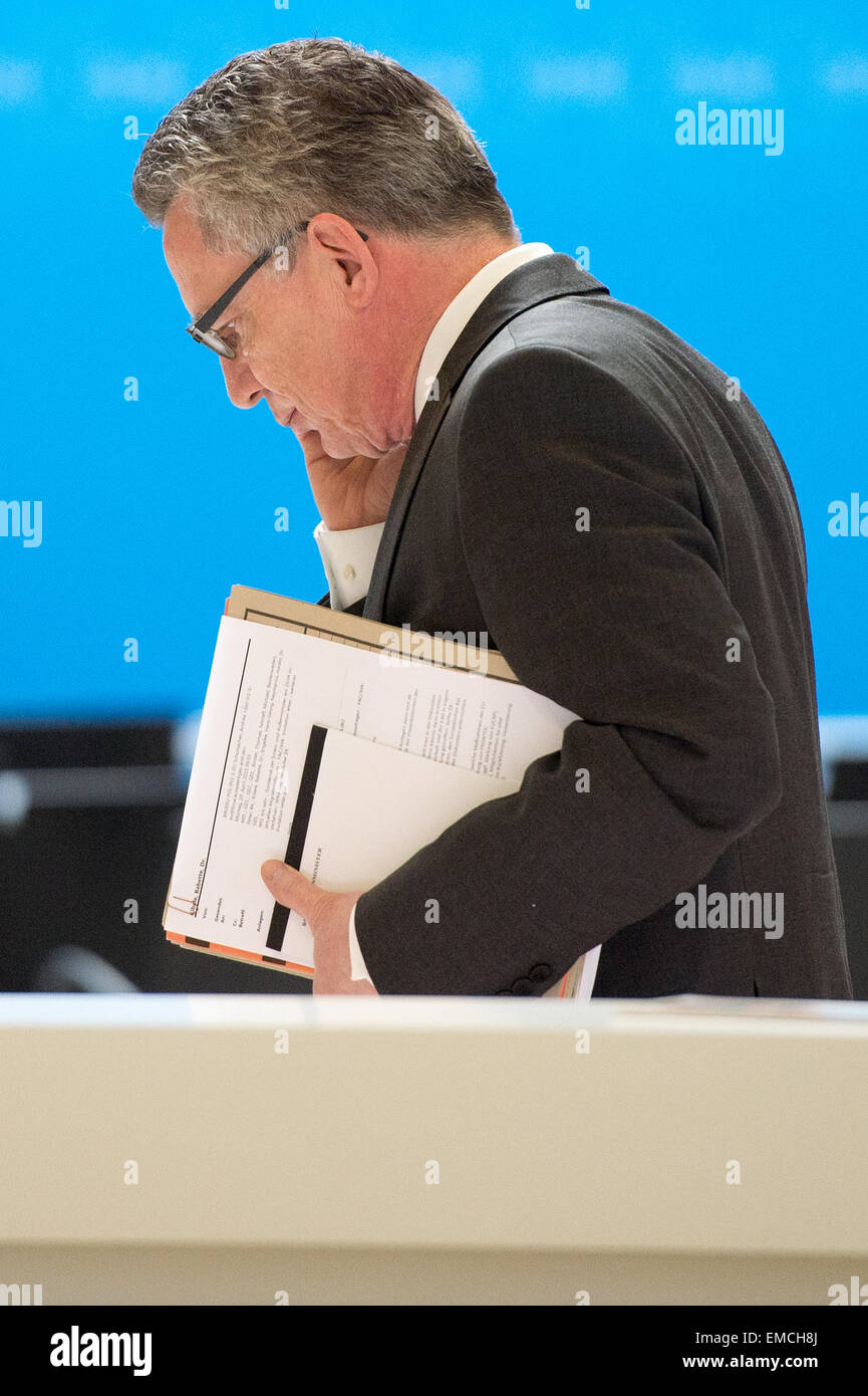 Bundesminister des Innern Thomas de Maizière (CDU) spricht am Telefon während einer Sitzung des CDU-Bundesvorstandes treffen. Foto: Maurizio Gambarini/dpa Stockfoto