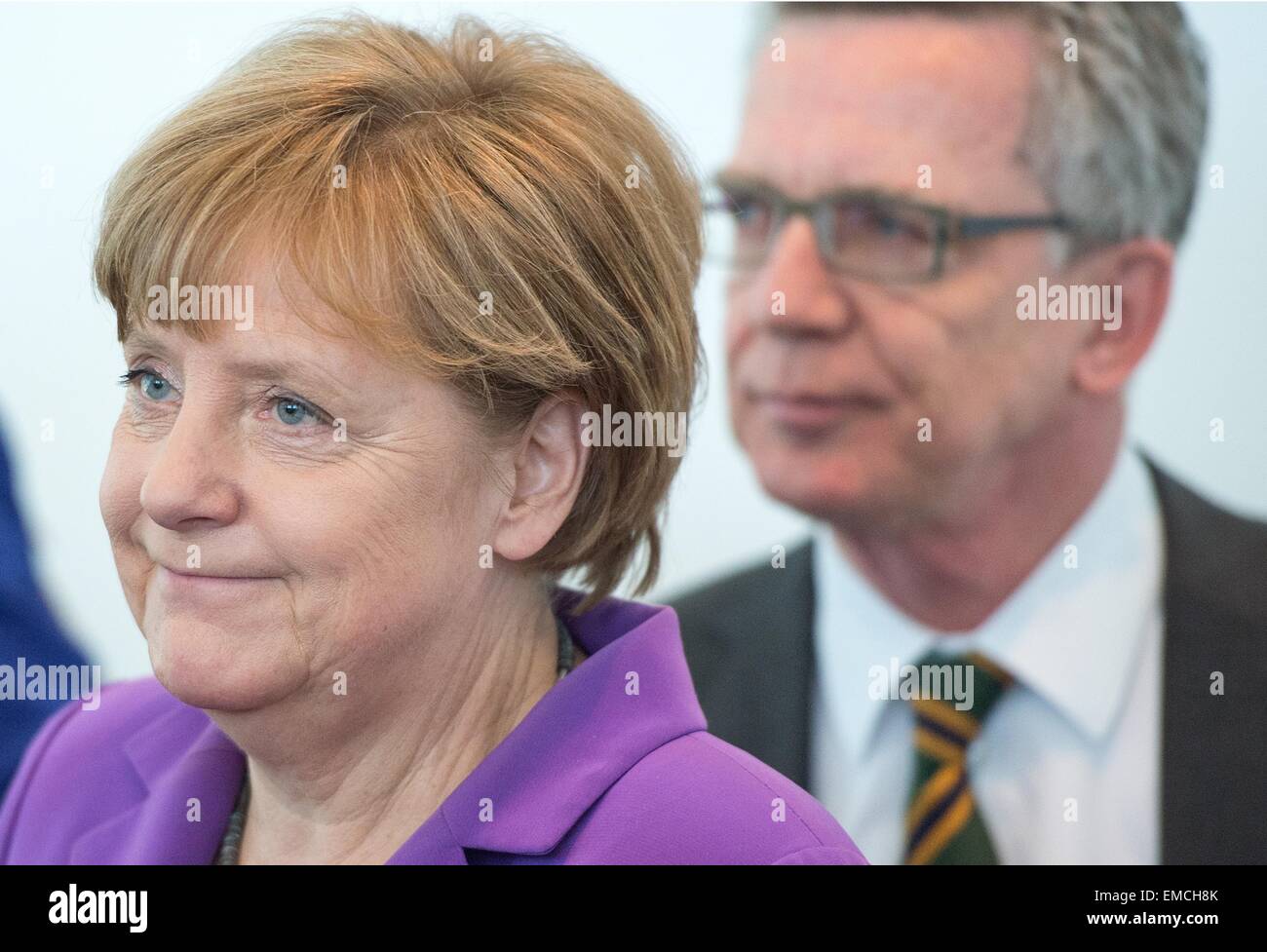 Bundeskanzlerin Angela Merkel und Bundesminister des Innern Thomas de Maiziere (beide CDU) Teil eine Sitzung des CDU-Bundesvorstandes treffen. Foto: Maurizio Gambarini/dpa Stockfoto