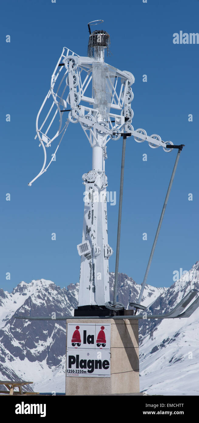 Metall Skifahrer Skulptur auf Hügel über La Plagne in den französischen Alpen, hergestellt aus alten Ski Sessellift Pylon Komponenten Stockfoto