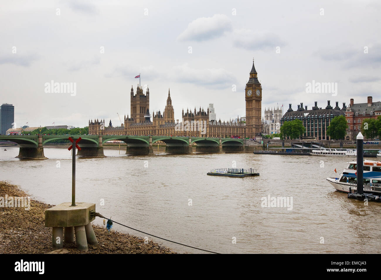 Das Haus des Parlaments in London mit Big Ben und Westminster Abbey im Hintergrund Stockfoto