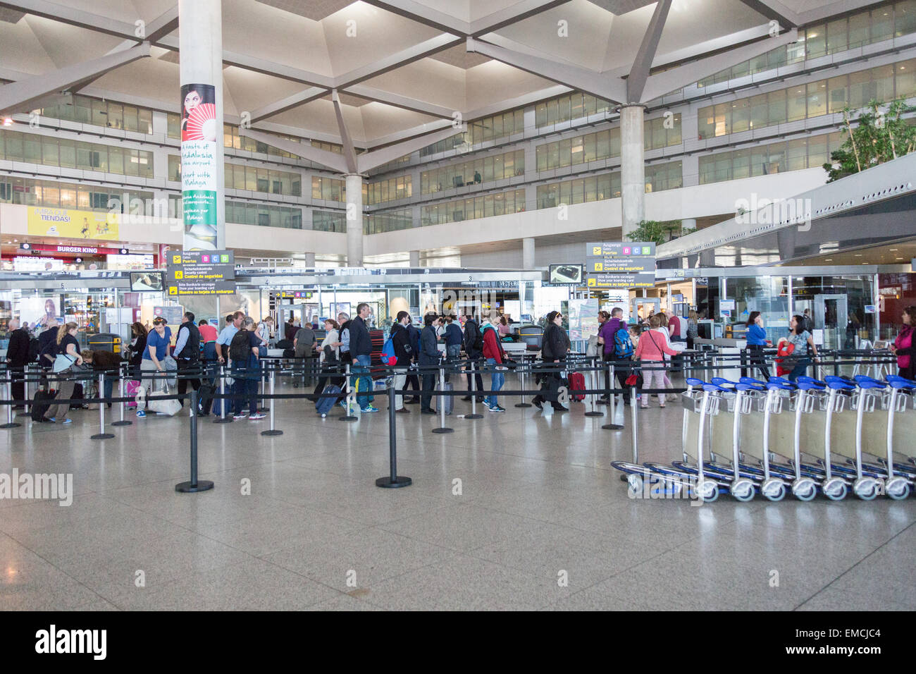 Passagiere am Flughafen Malaga Spanien Stockfoto