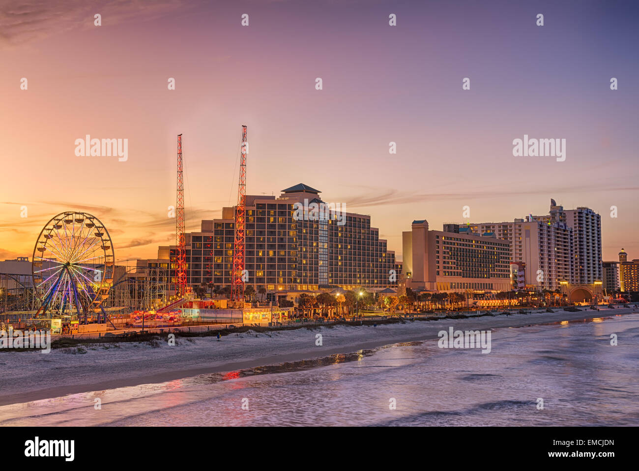 Skyline von Daytona Beach, Florida, bei Sonnenuntergang aus dem Fishing Pier. HDR verarbeitet. Stockfoto