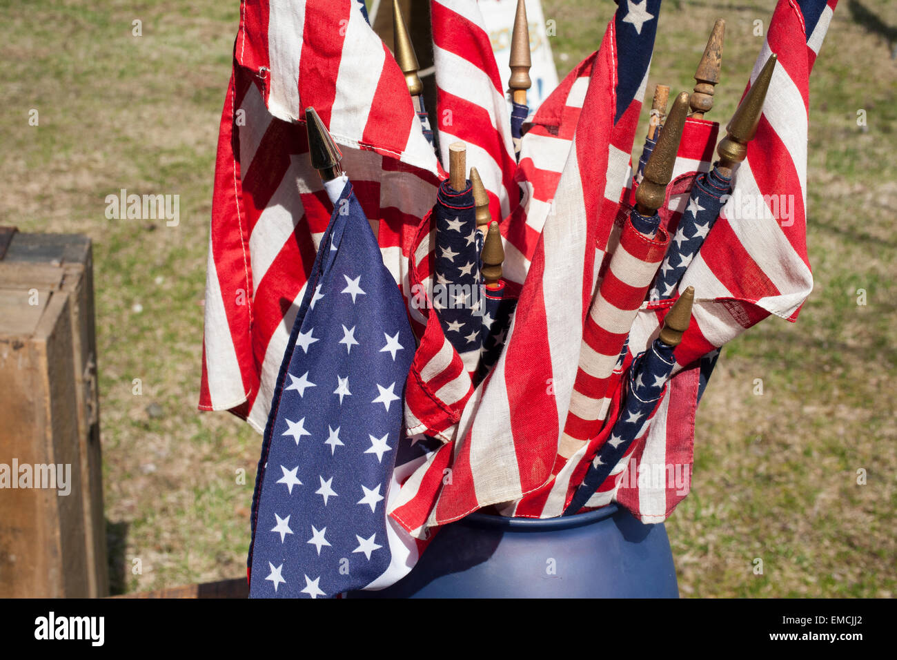 Flaggen wehen vor einer am Straßenrand Antiquitätengeschäft in Vermont an einem sonnigen Frühlingstag. Stockfoto